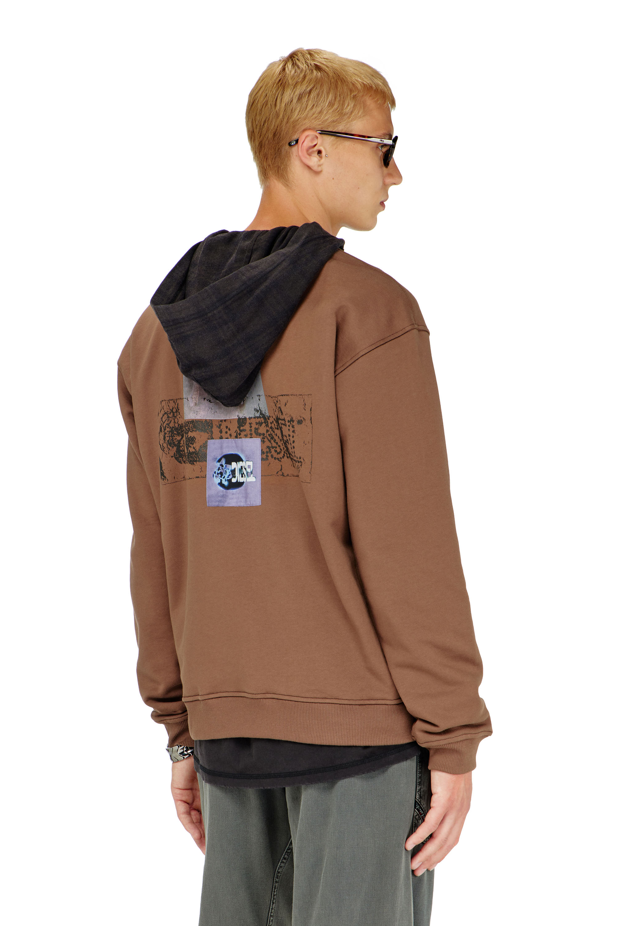 Diesel - S-NORM-AA6, Sweatshirt avec imprim&eacute;s graphiques et patchs Homme in Marron - 3