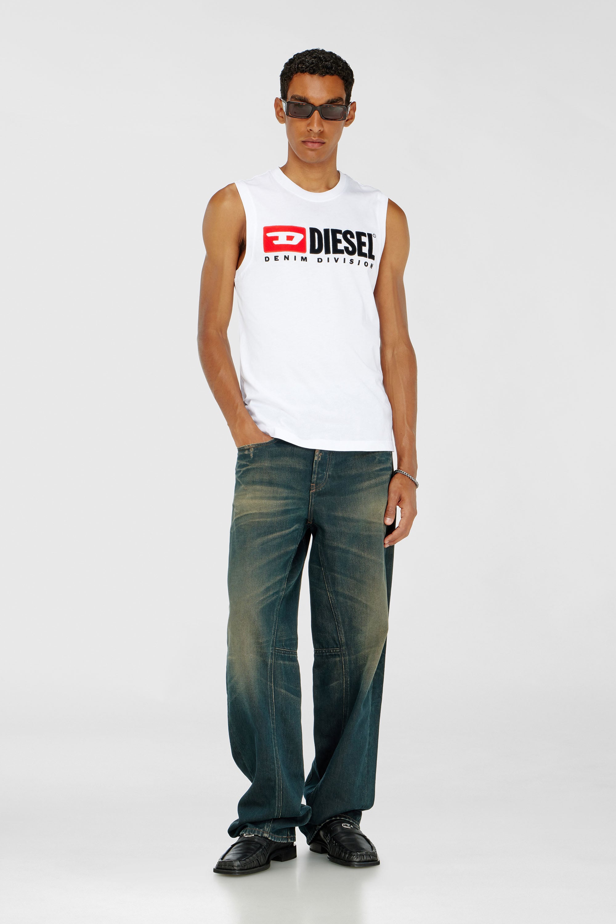 Diesel - T-ISCO-DIV, D&eacute;bardeur avec logo imprim&eacute; sur le devant Homme in Blanc - 2