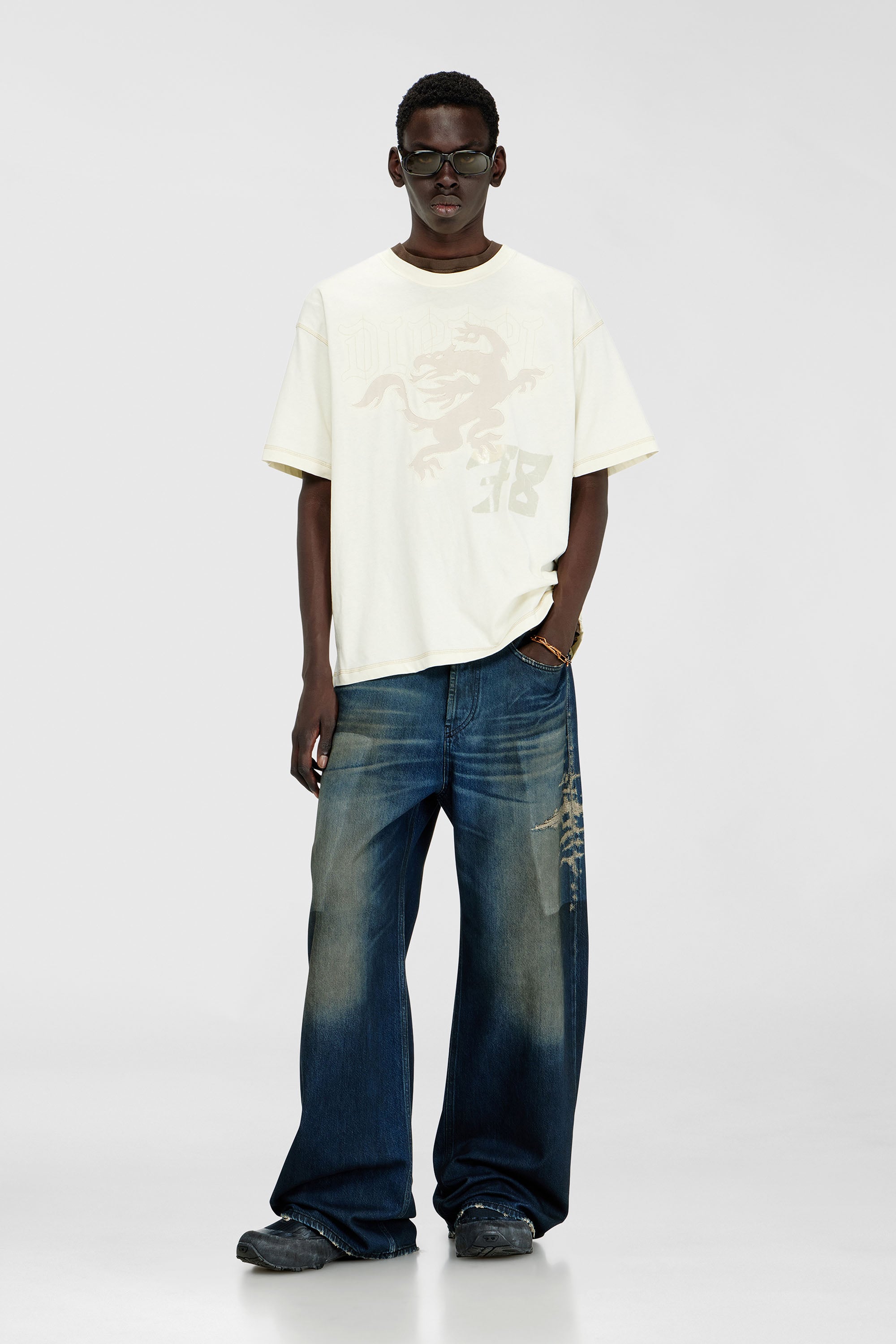 Diesel - T-BOXT-NOTCH, T-shirt d&eacute;contract&eacute; avec imprim&eacute;s et broderies Homme in Blanc - 2