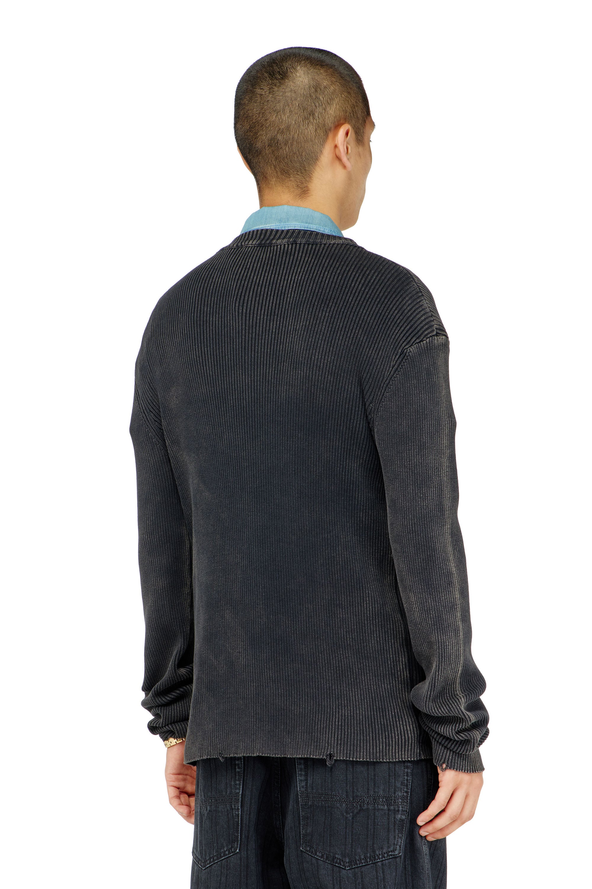 Diesel - K-DARIN-D, Pull effet vieilli avec logo cut-out Homme in Noir - 4