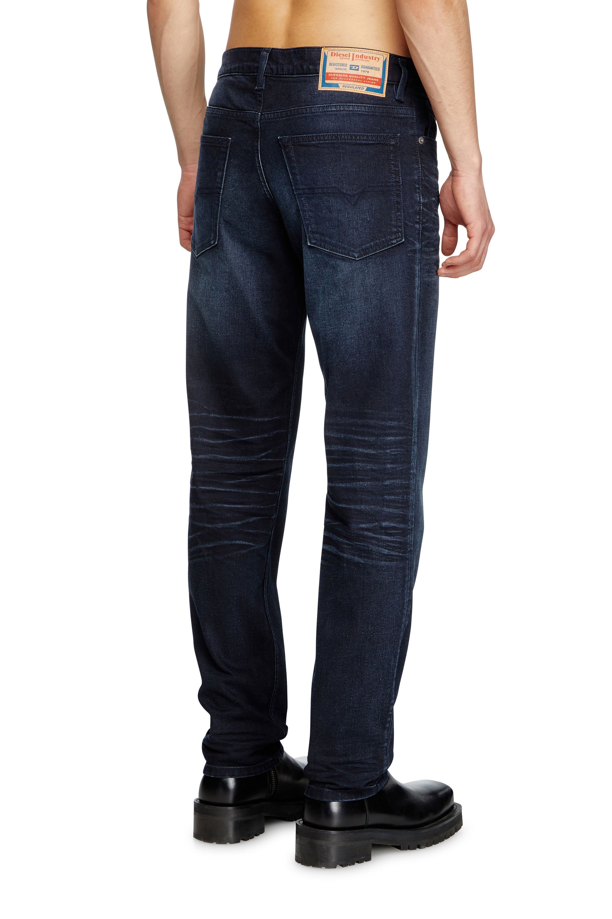 Diesel - Regular Jeans 2023 D-Finitive 0BMBX Homme, Bleu Foncé - Image 4