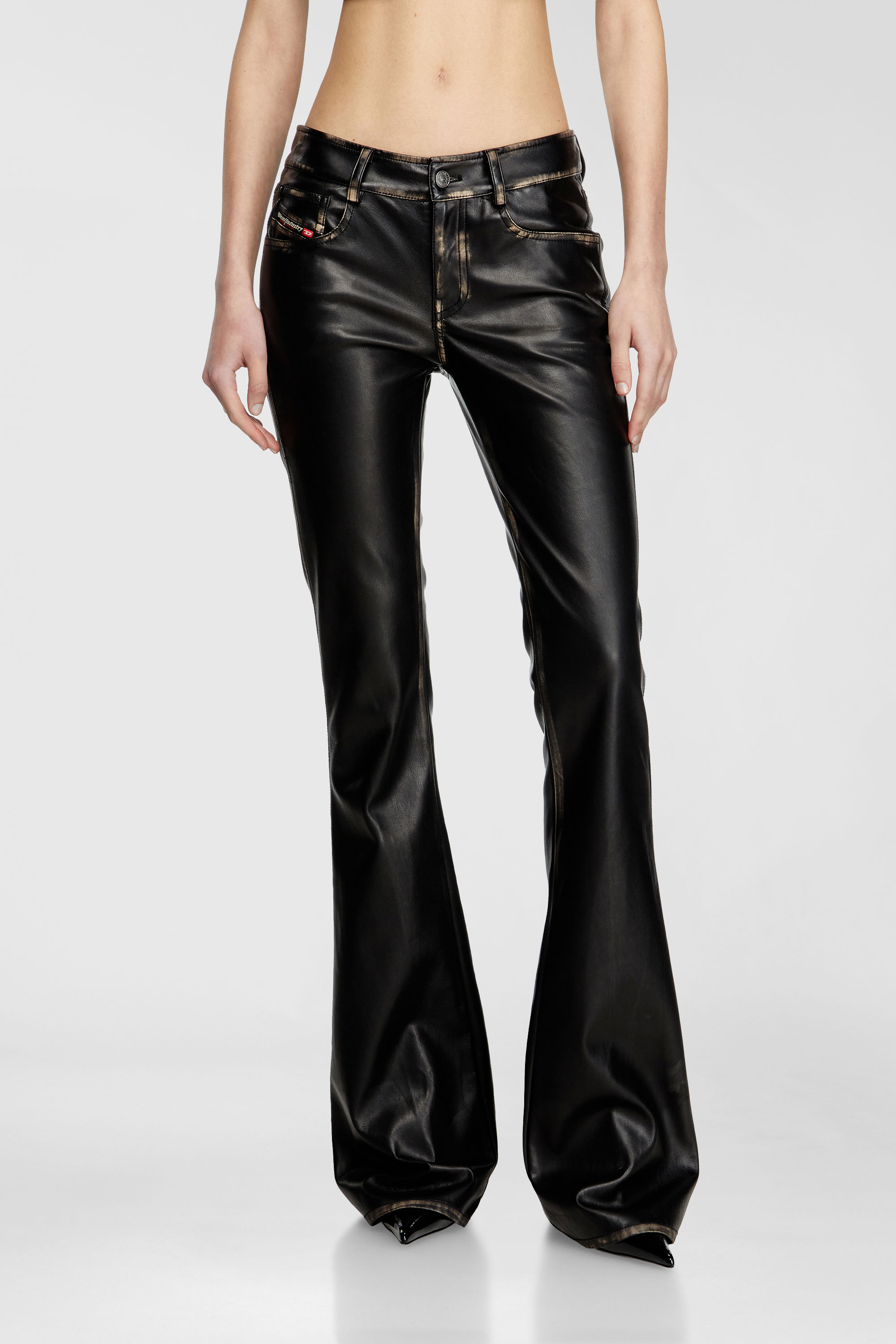 Diesel - P-STELLAR-Q1, Pantalon &agrave; cinq poches en simili cuir Femme in Noir - 1