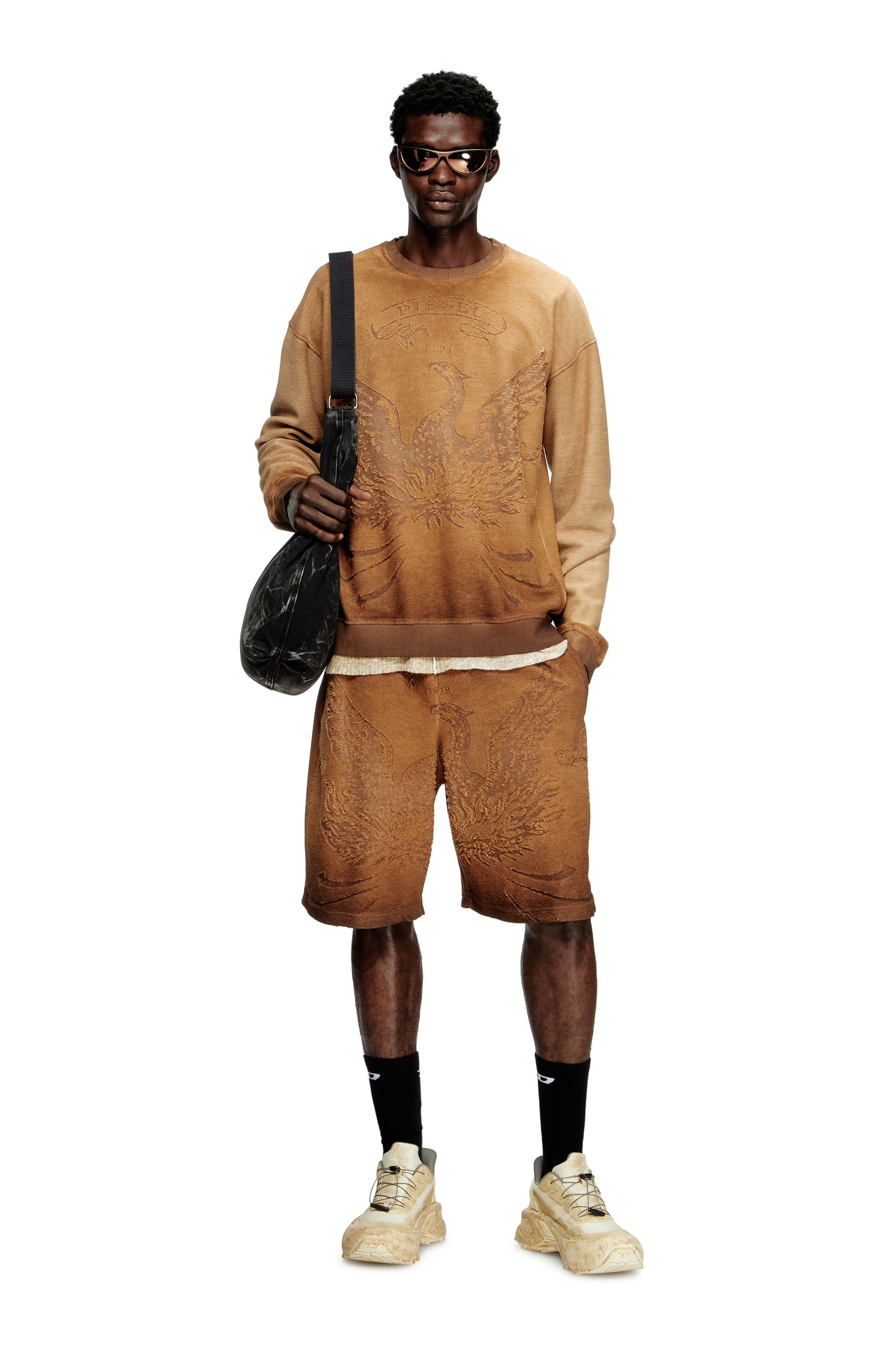 Diesel - P-CROWDE, Short de survêtement avec phénix dévoré Homme in Marron - 3