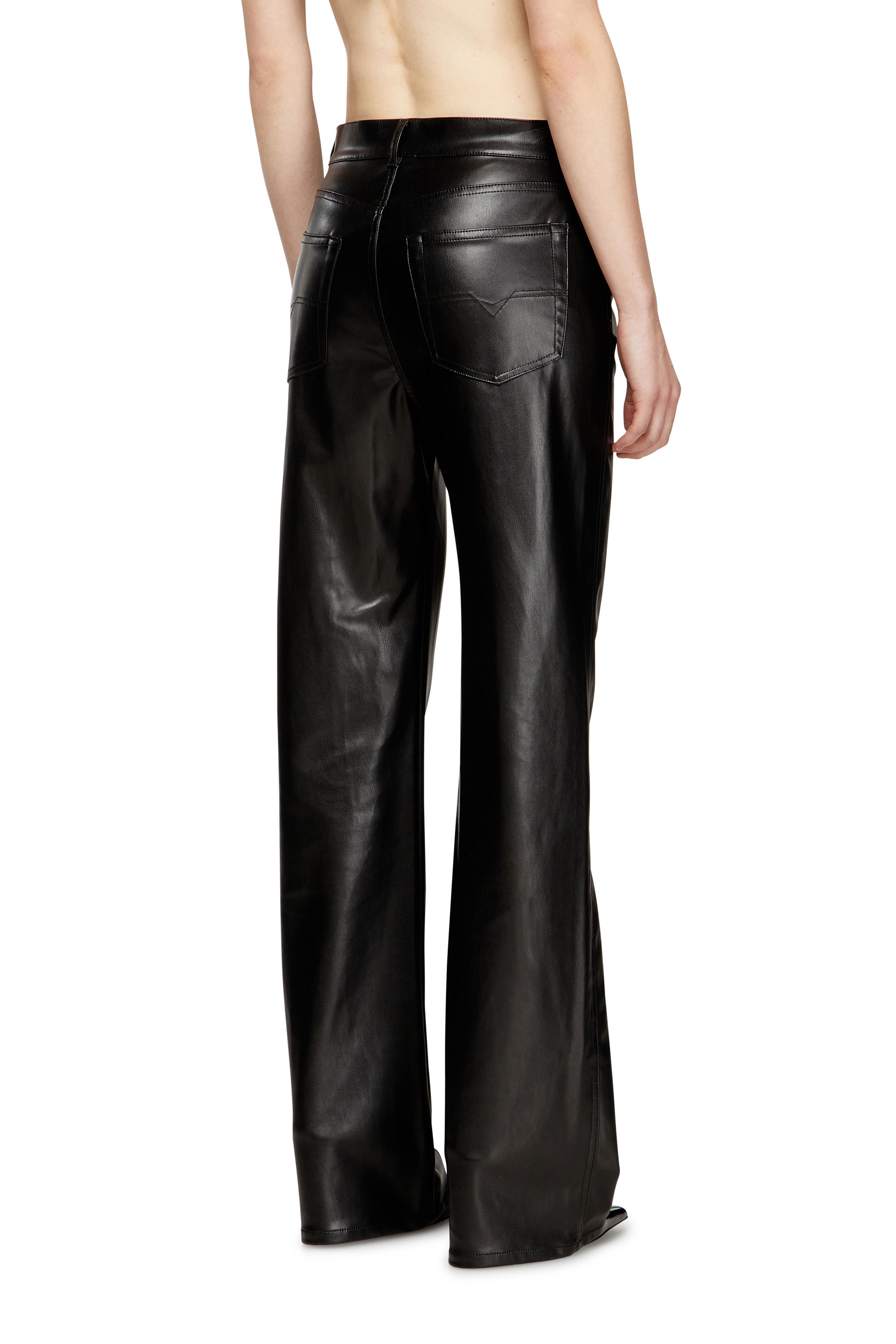 Diesel - P-LAIN, Pantalon à cinq poches en tissu enduit Femme in Noir - 4