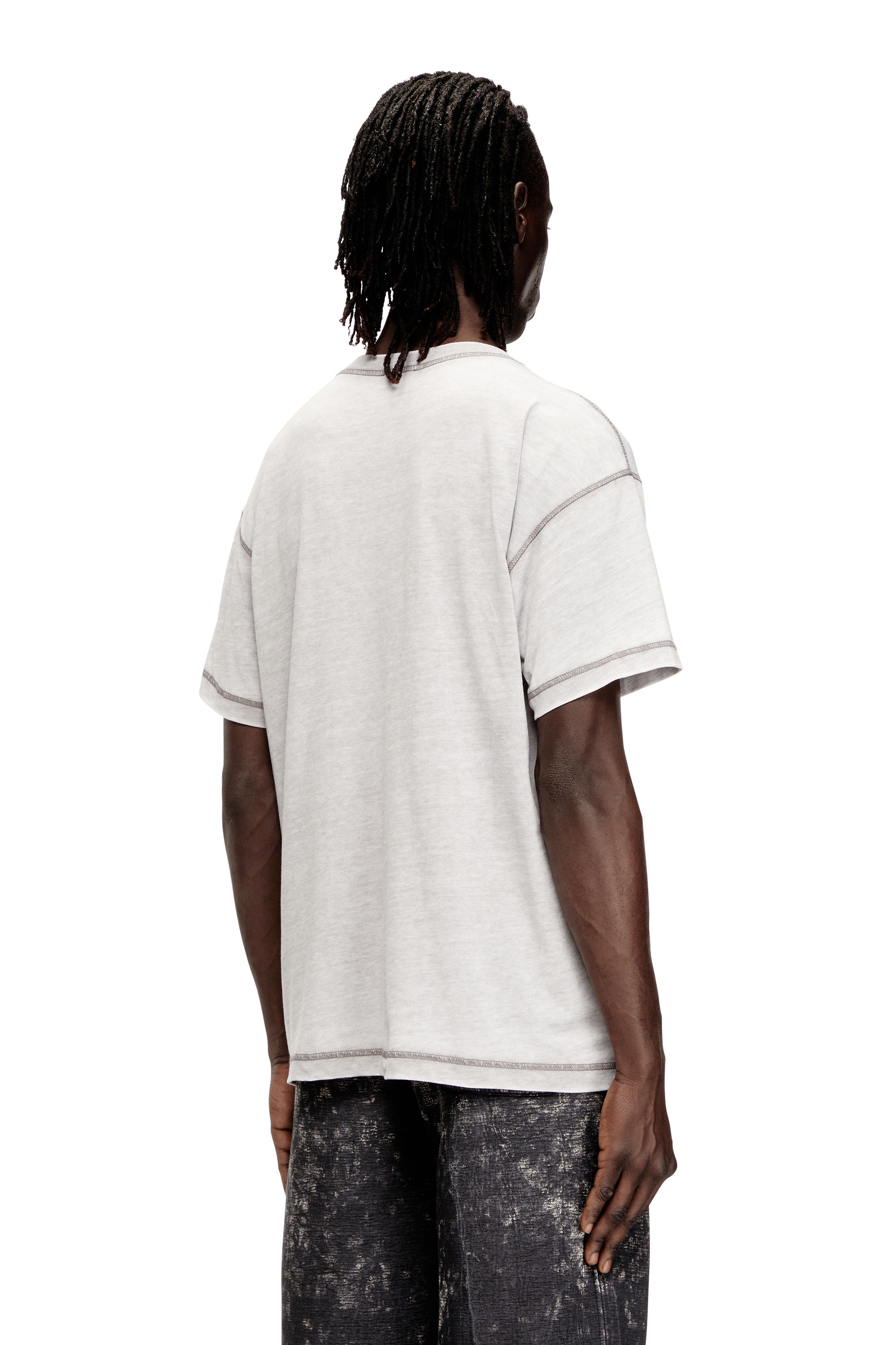 Diesel - T-NORM-V6, T-shirt régulière avec imprimé et clous Homme in Gris - 4