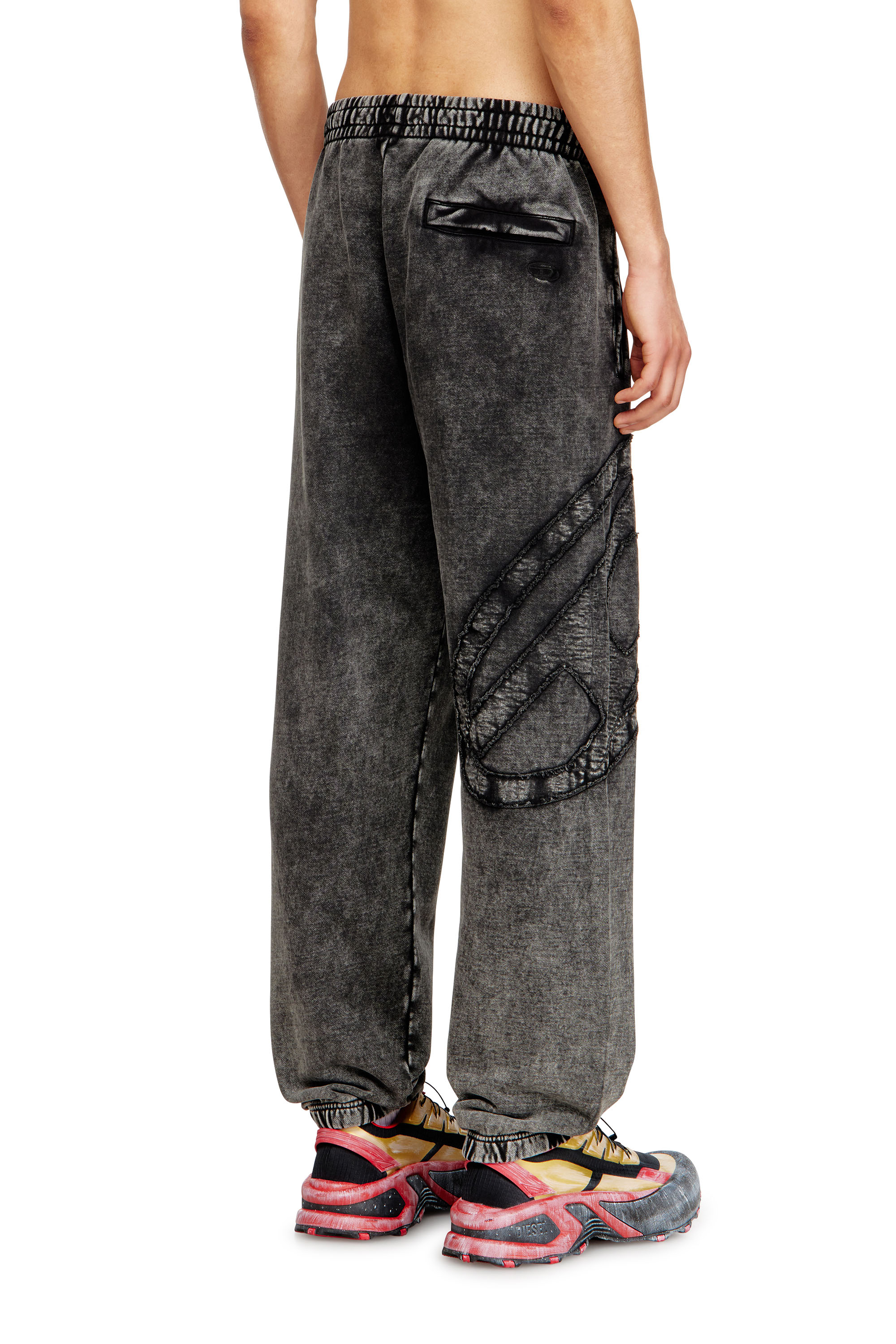 Diesel - P-MARKY-DEN, Pantalon de survêtement en coton biologique avec écusson Oval D Homme in Gris - 4