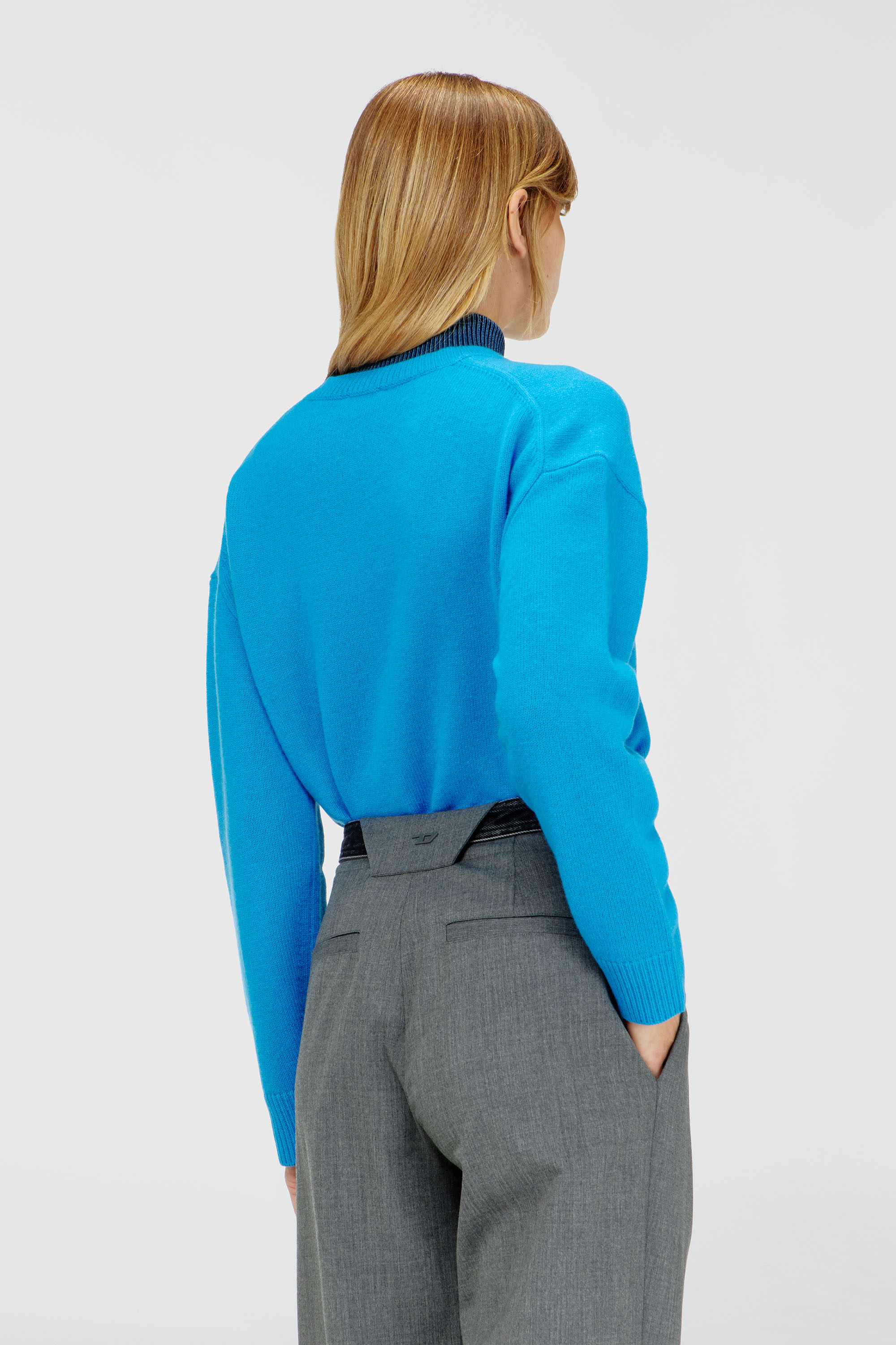 Diesel - M-IMOSA, Pull en laine col V avec logo sur le col Femme in Bleu - 3