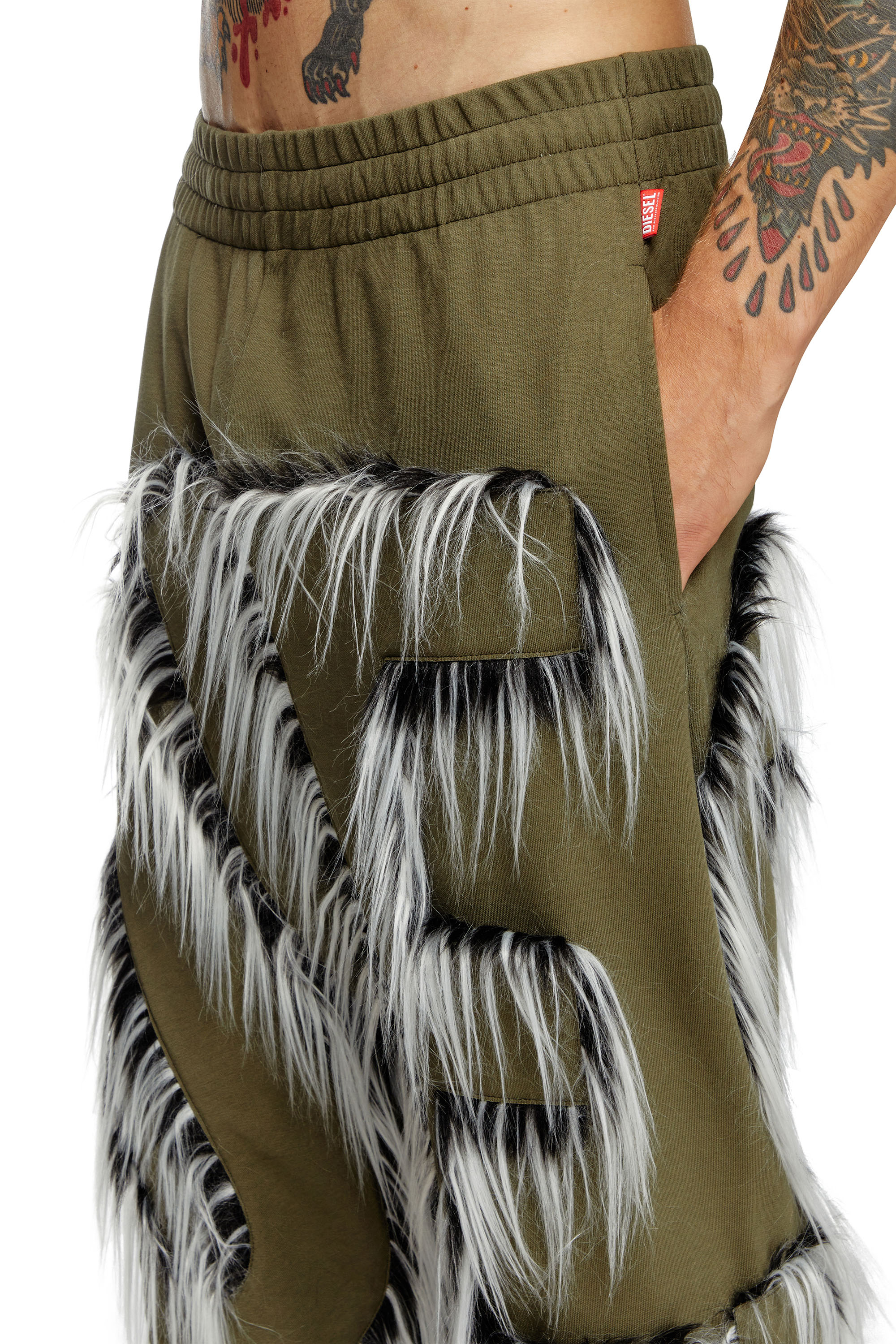 Diesel - P-BIMY-FUR, Pantalon de survêtement avec logo à bordure poilue Homme in Vert - 5