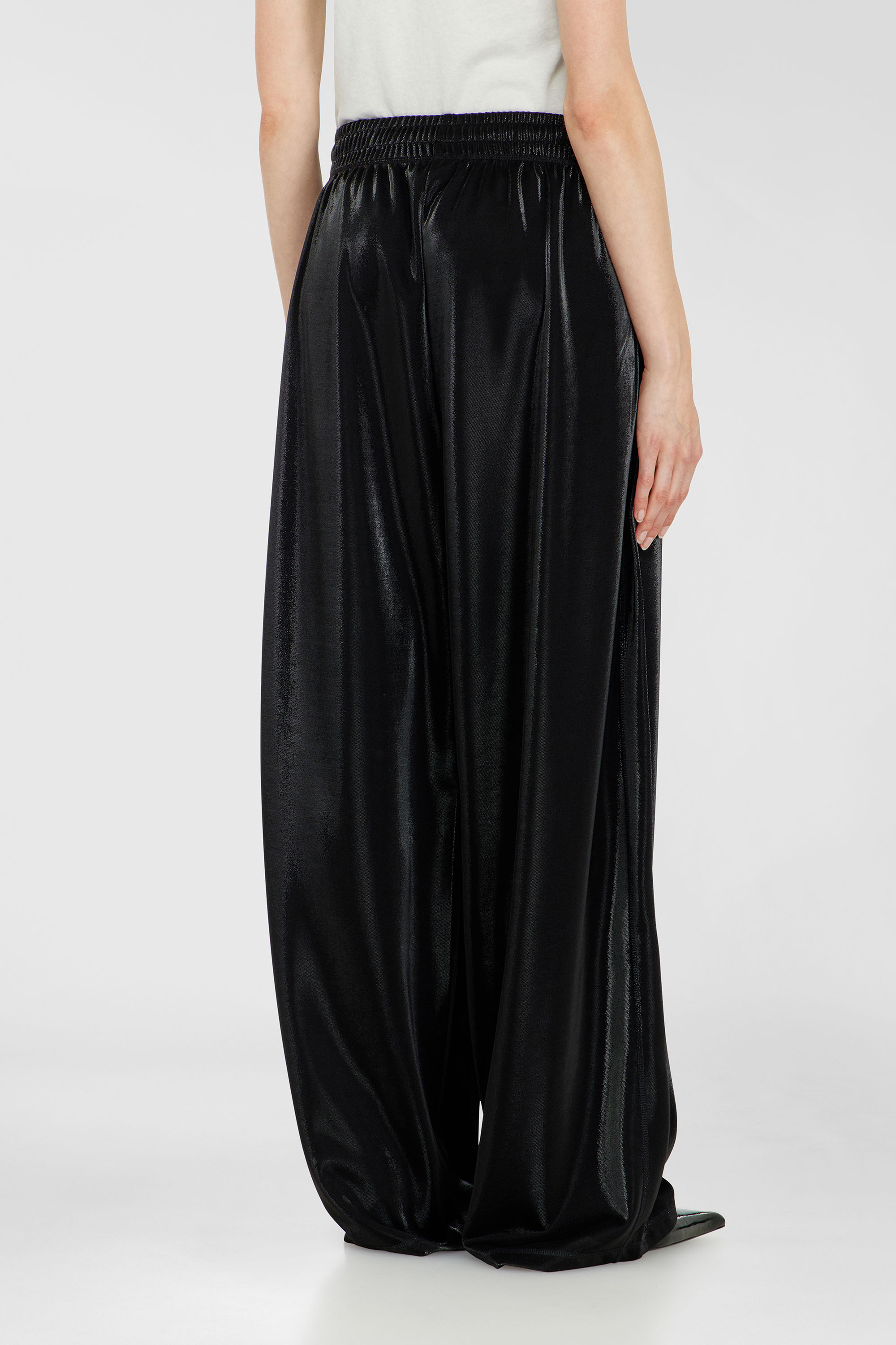 Diesel - P-ROSY, Pantalon de surv&ecirc;tement en piqu&eacute; brillant Femme in Noir - 4