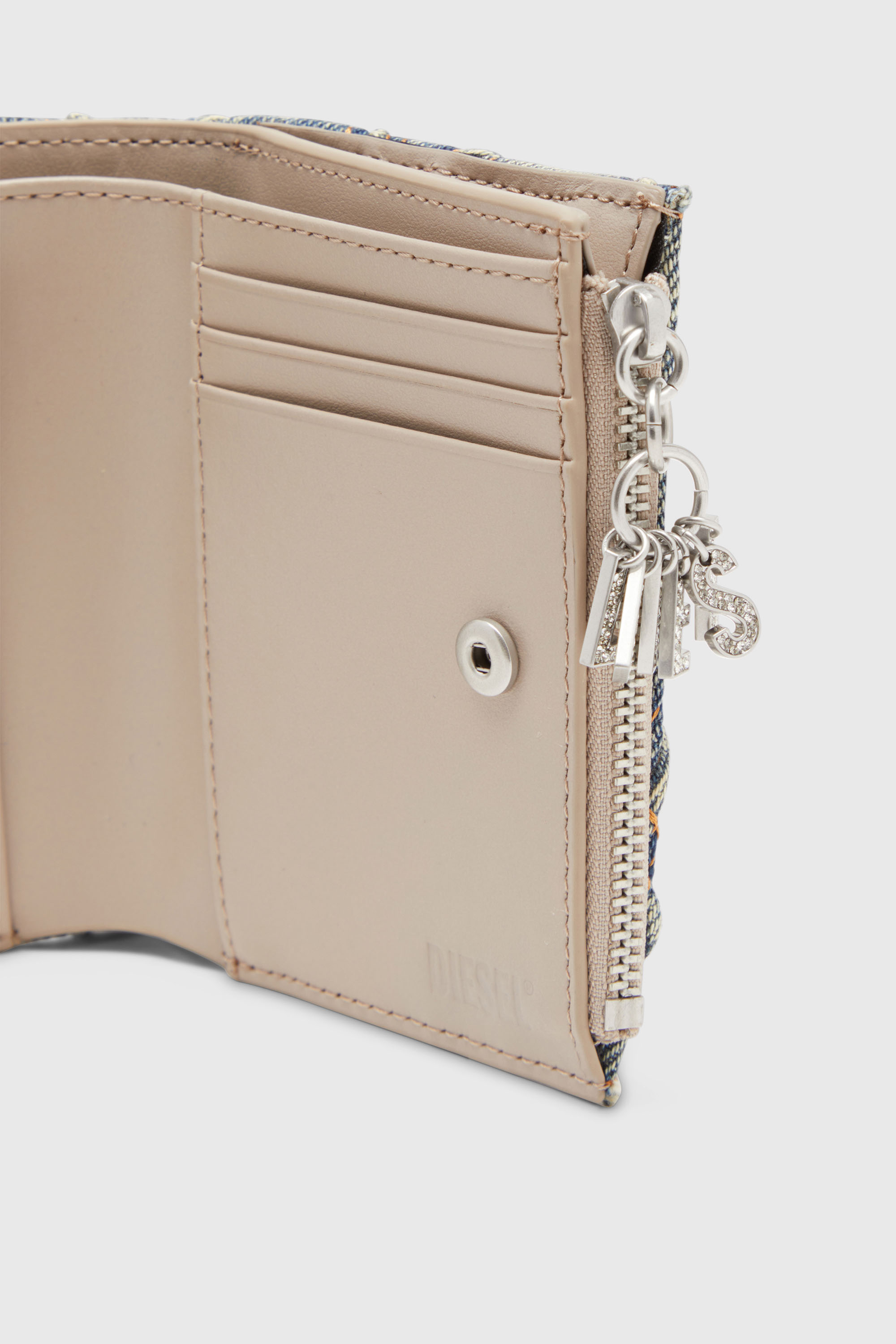 Diesel - CHARM D- BI FOLD ZIP II, Petit portefeuille en denim matelass&eacute; Argyle Femme in Bleu - 4