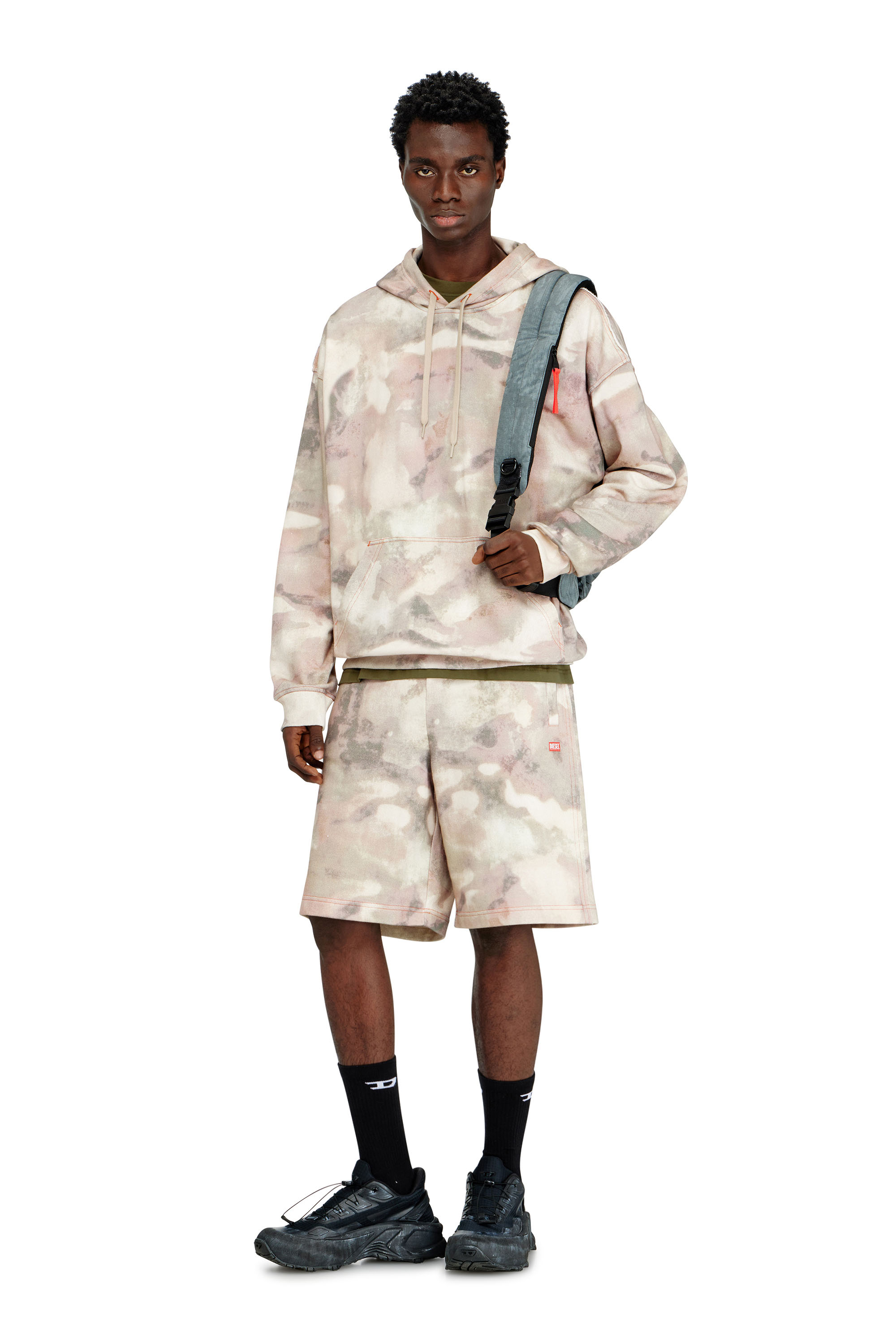 Diesel - P-CRONE-V1, Shorts en molleton &agrave; imprim&eacute; camouflage digital Homme in Polychrome - 2