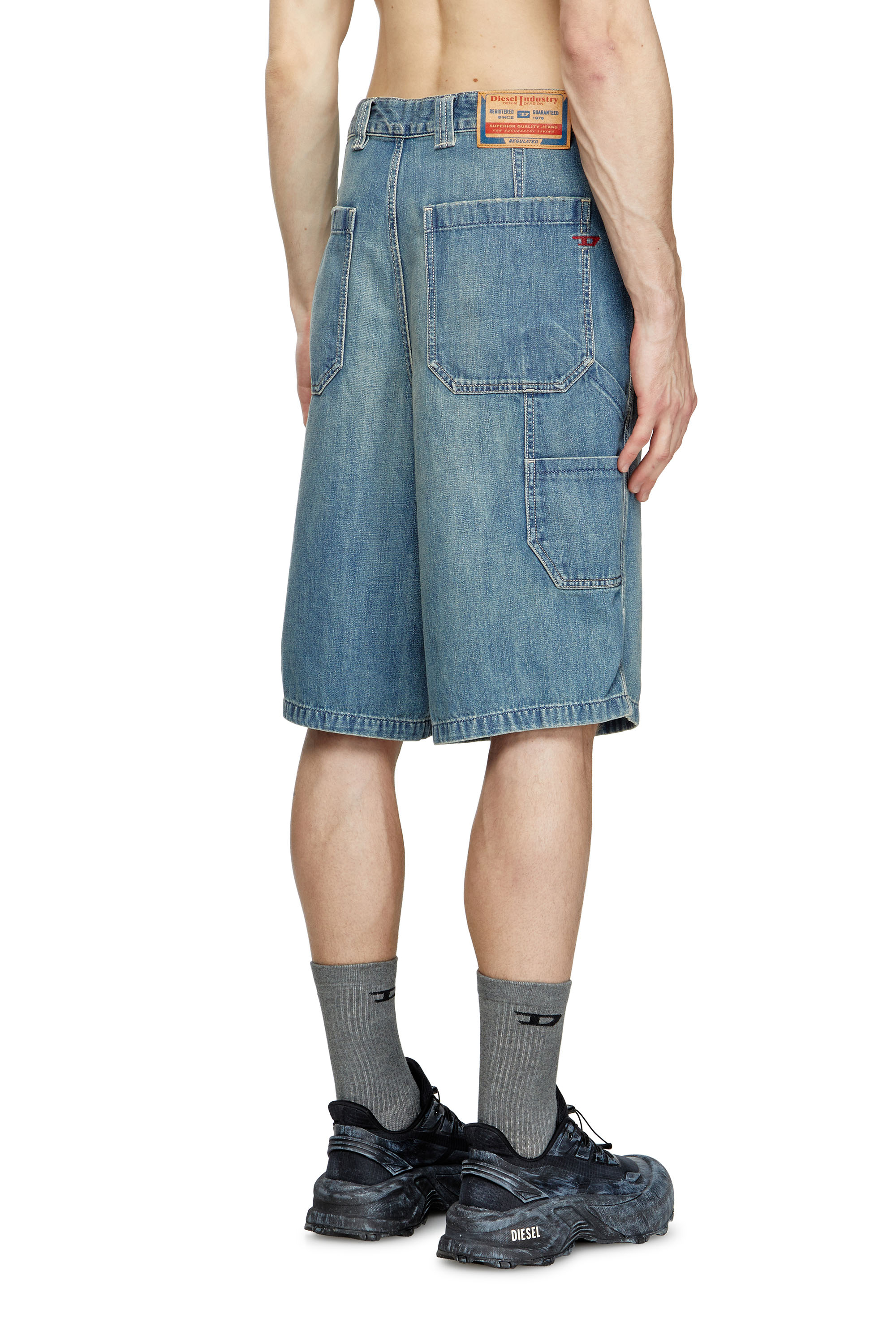 Diesel - D-LIVERY-W-SHORT, Short en denim de style utilitaire Homme in Bleu - 4