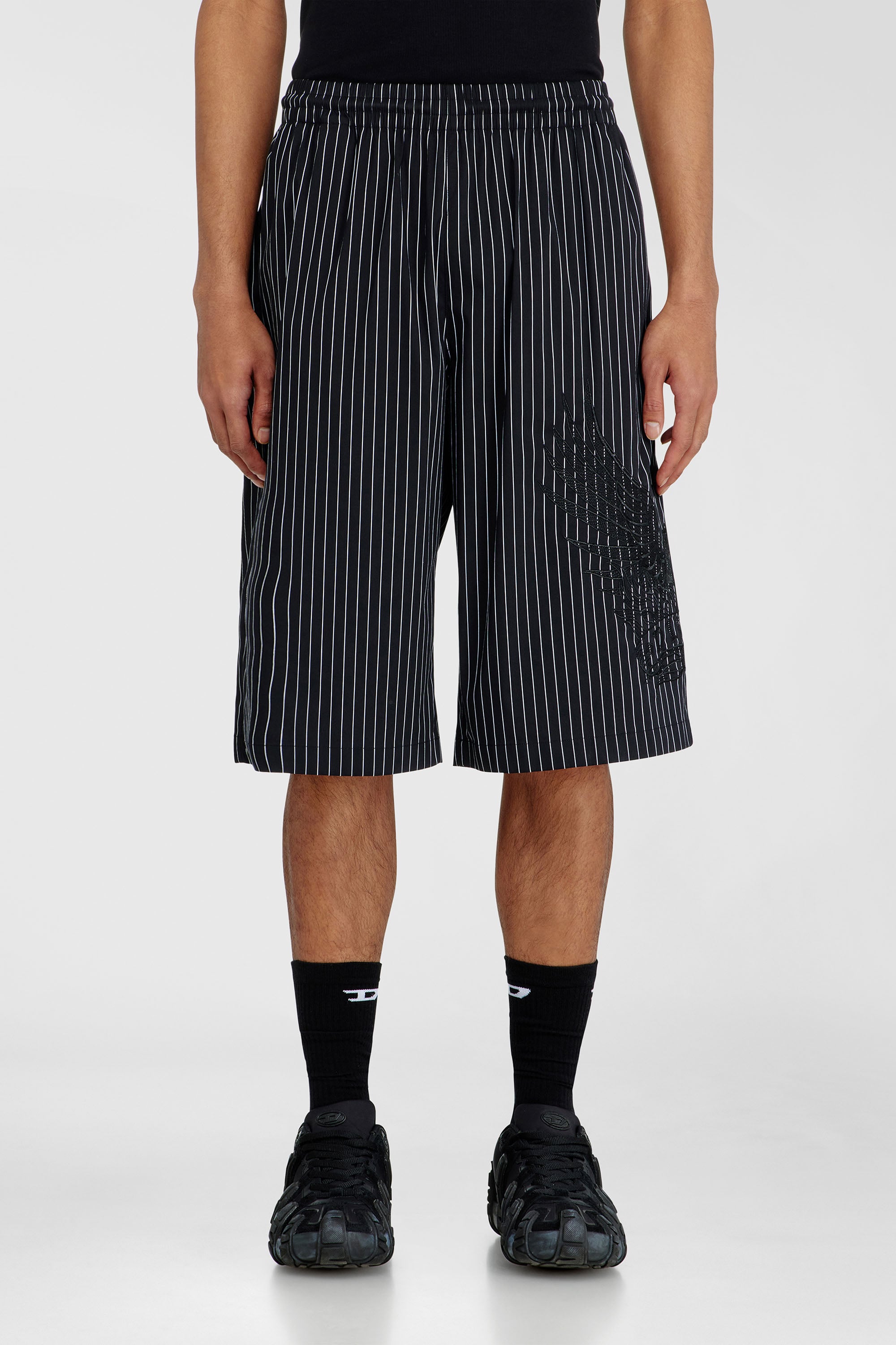 Diesel - P-THEO-SHORT-NJCA, Short &agrave; rayures fines avec broderie Phoenix Homme in Noir - 1