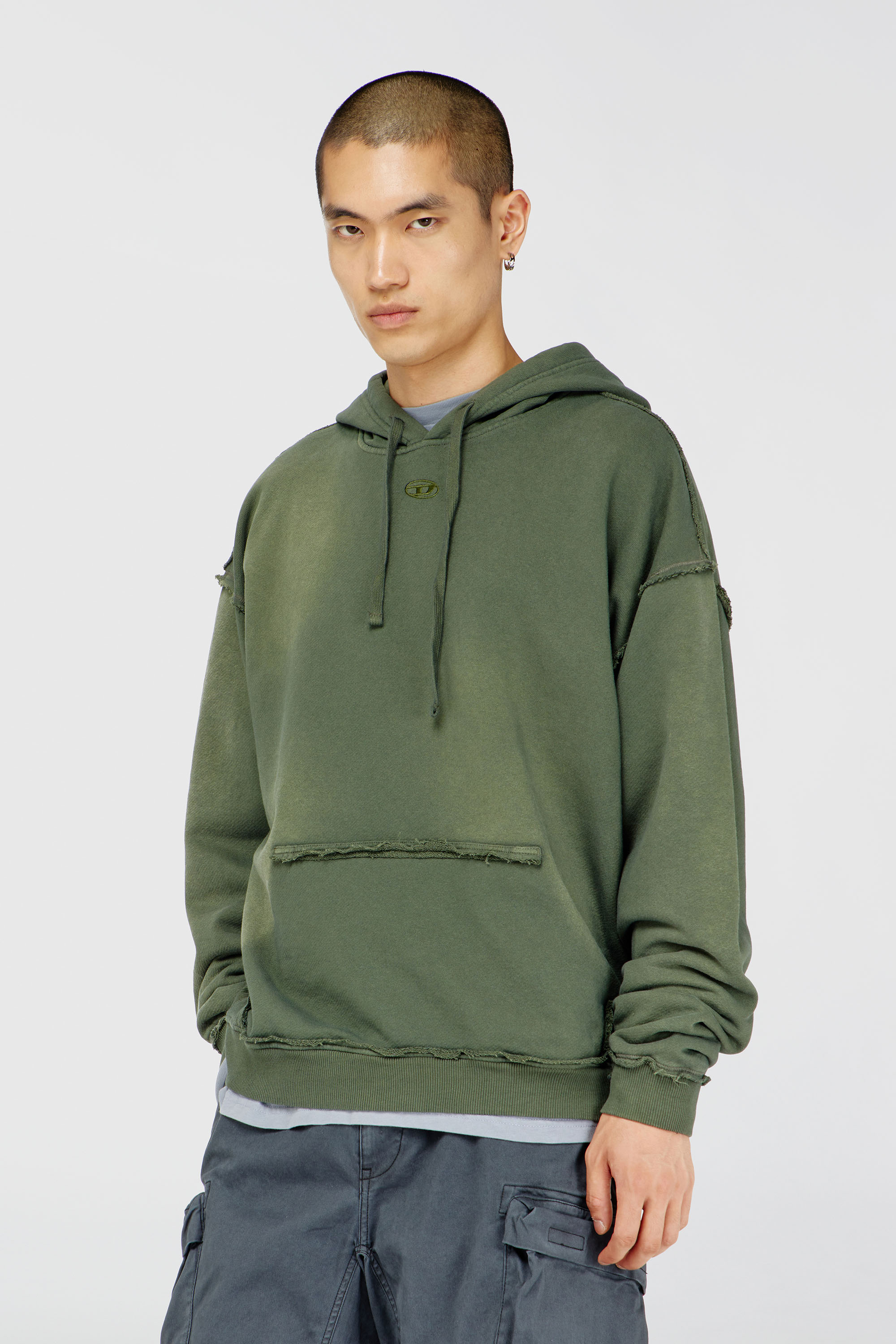 Diesel - S-POCK-HOOD, Sweat &agrave; capuche en coton d&eacute;lav&eacute; avec d&eacute;tails effiloch&eacute;s Homme in Vert - 1