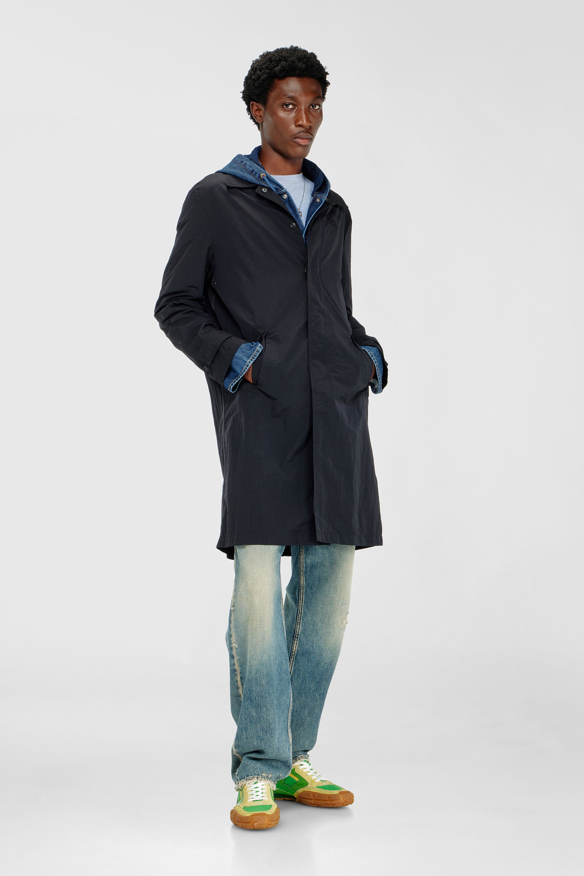 Diesel - J-BURHAT, Manteau en nylon &agrave; finition froiss&eacute;e brillante Homme in Noir - 2