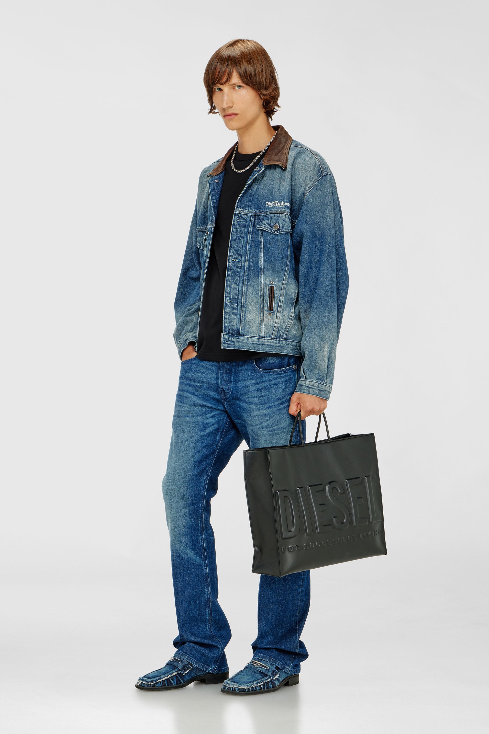 Diesel - D-DENVER-S1, Veste en denim de type trucker avec garnitures en cuir contrastant. Mixte in Bleu - 2