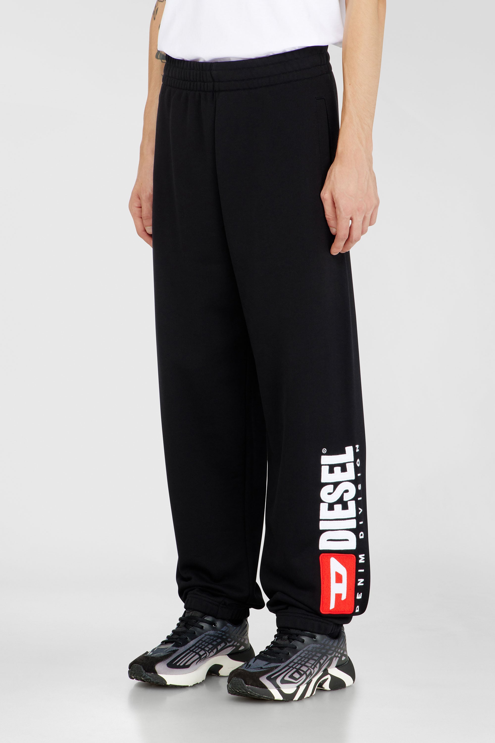 Diesel - P-MARKY-DIV, Pantalon en coton avec patch Diesel Homme in Noir - 1