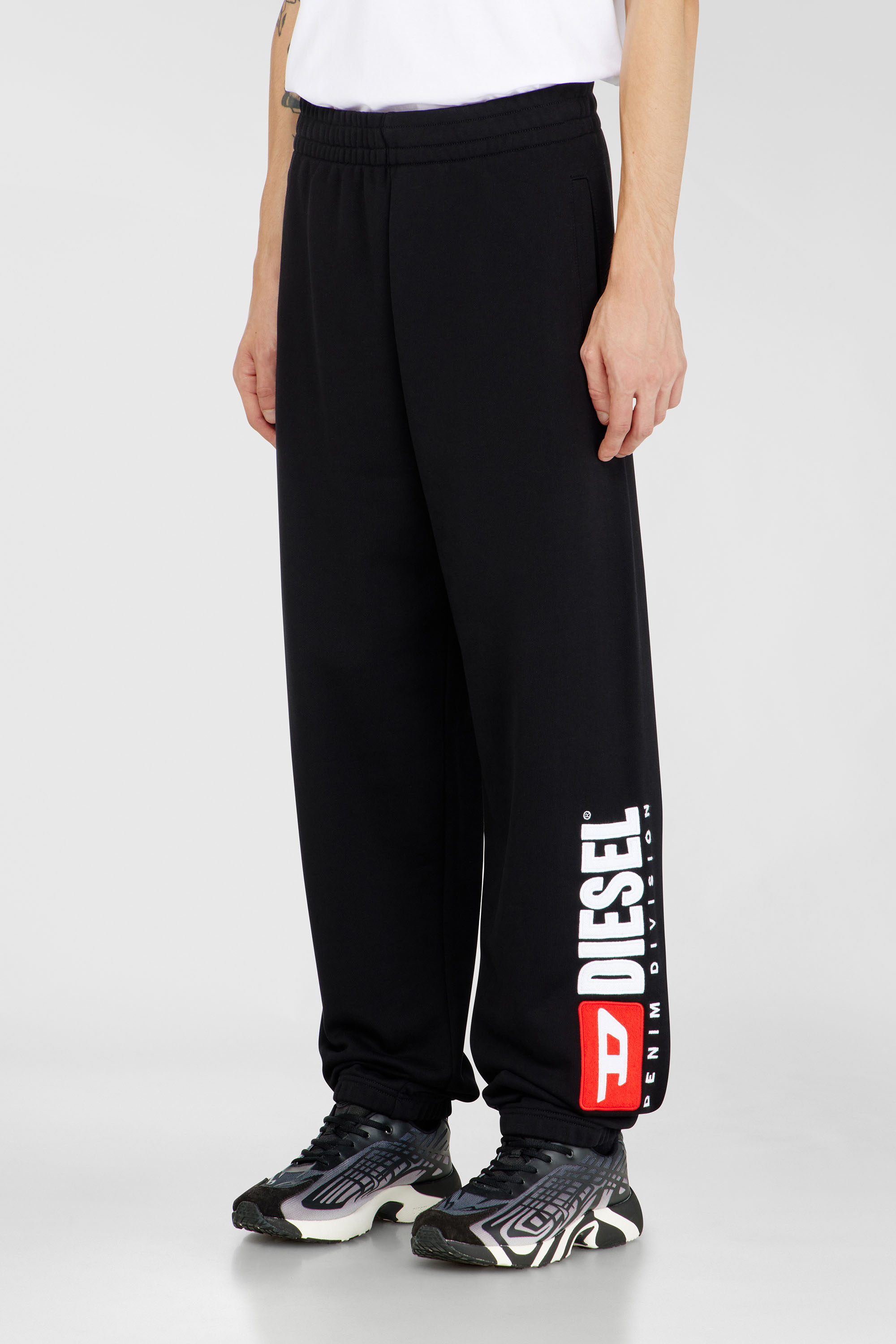 Diesel - P-MARKY-DIV, Pantalon en coton avec patch Diesel Homme in Noir - 3