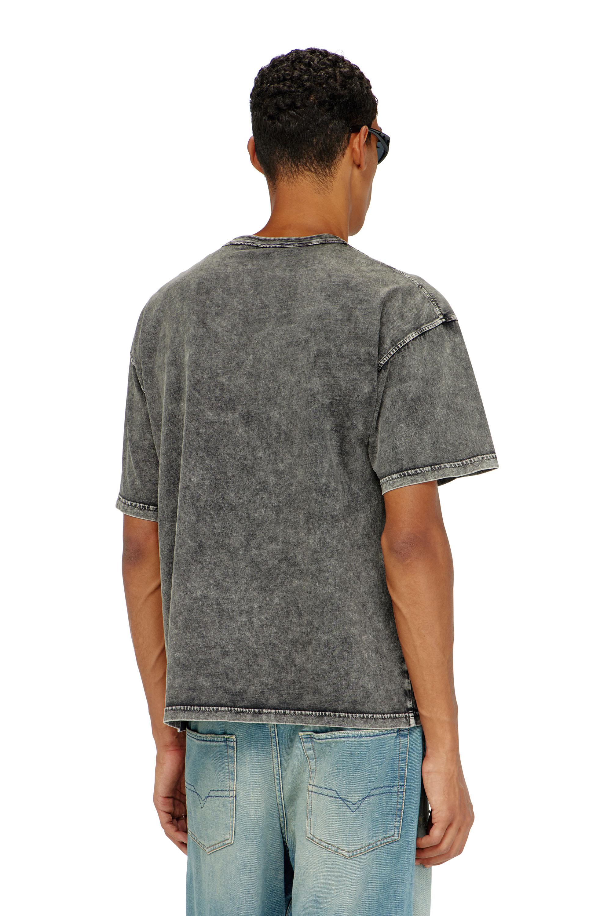 Diesel - T-BOXT-DEN, T-shirt en coton d&eacute;contract&eacute;e avec applique Oval D Homme in Noir - 4