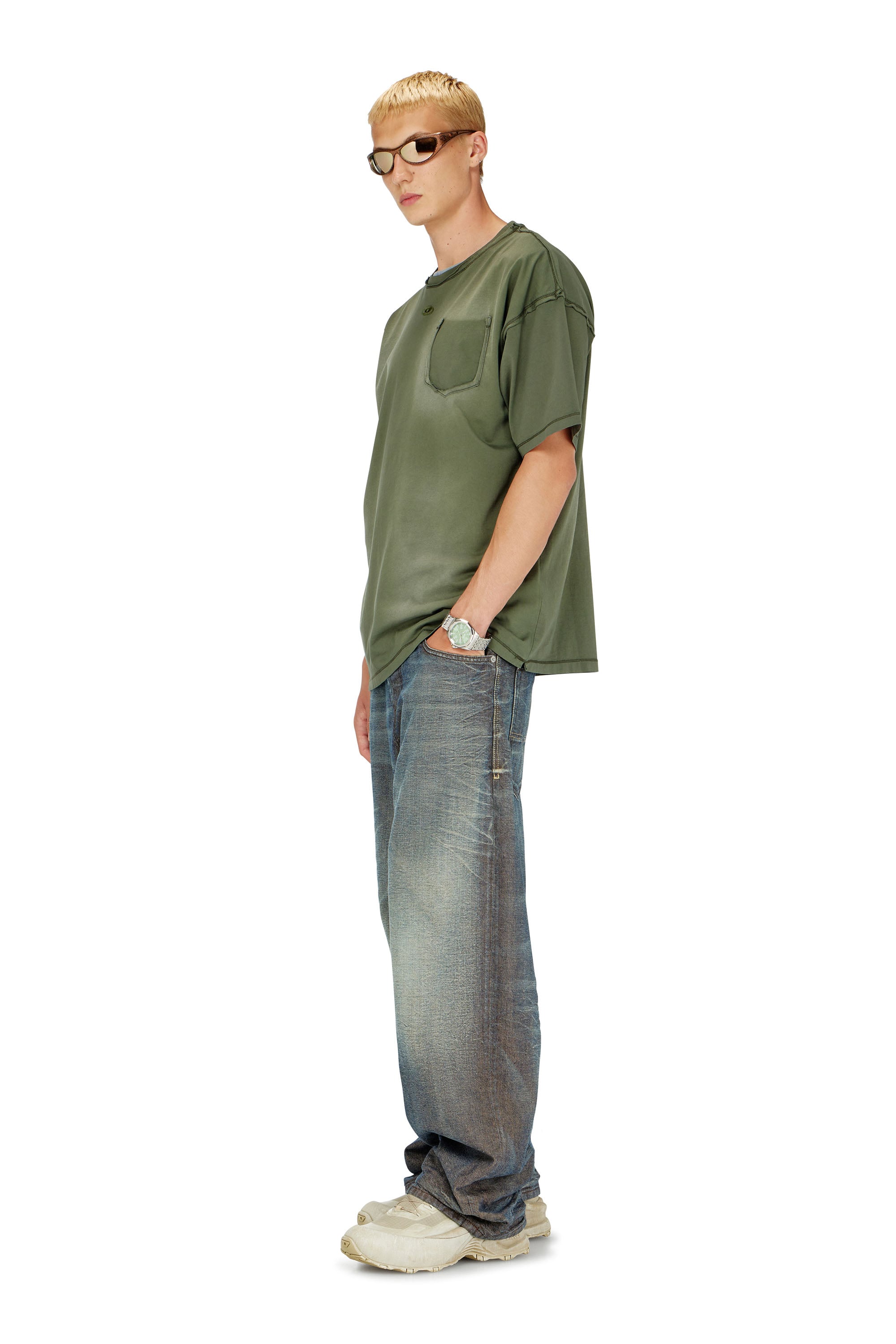 Diesel - T-POCK, T-shirt effet d&eacute;lav&eacute; avec poche d&eacute;chir&eacute;e Homme in Vert - 2