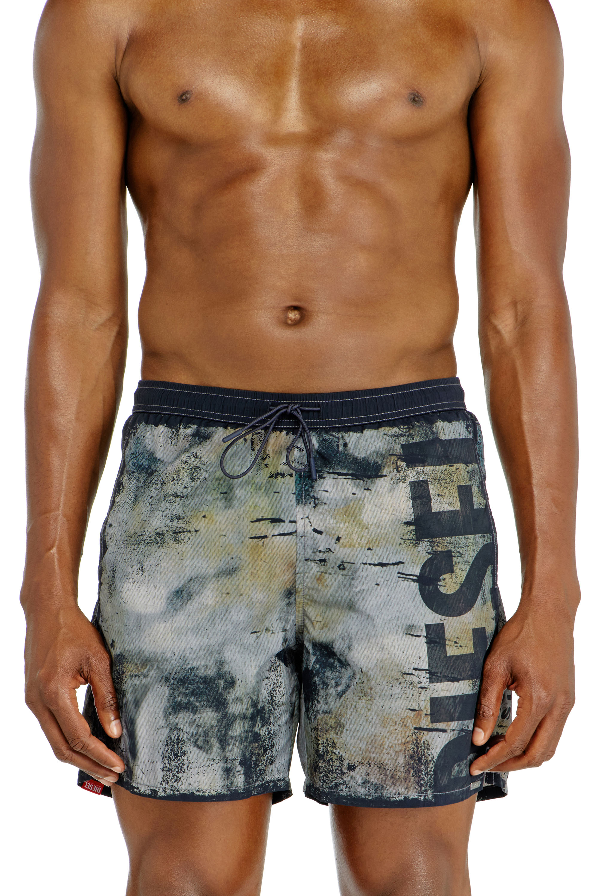Diesel - SOCCER-41-UTLT, Short de bain avec imprim&eacute; effet us&eacute; et maxi logo Homme in Polychrome - 2