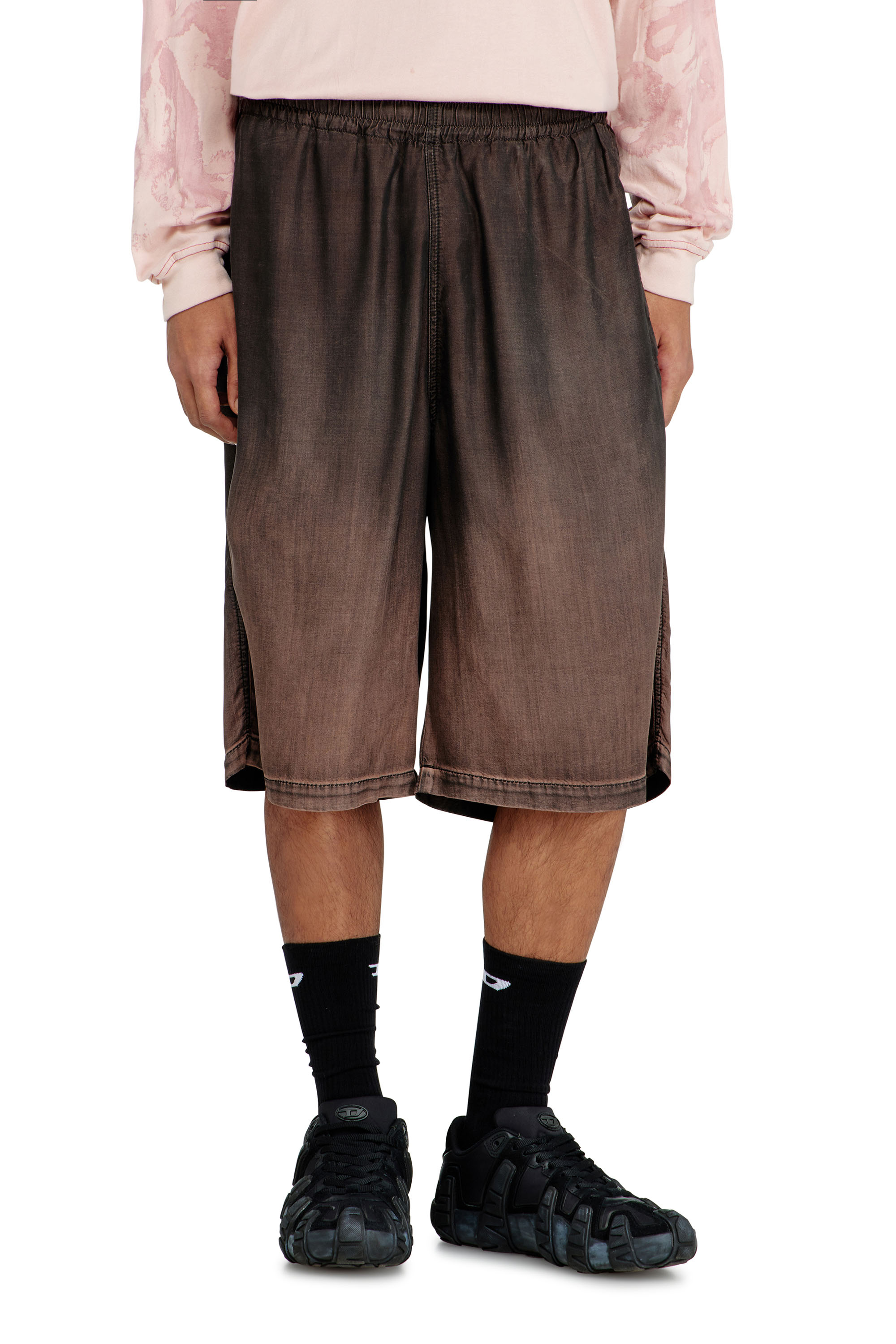 Diesel - D-RODER-SHORT-S, Bermuda d&eacute;contract&eacute; en denim enduit fluide Mixte in Marron - 2