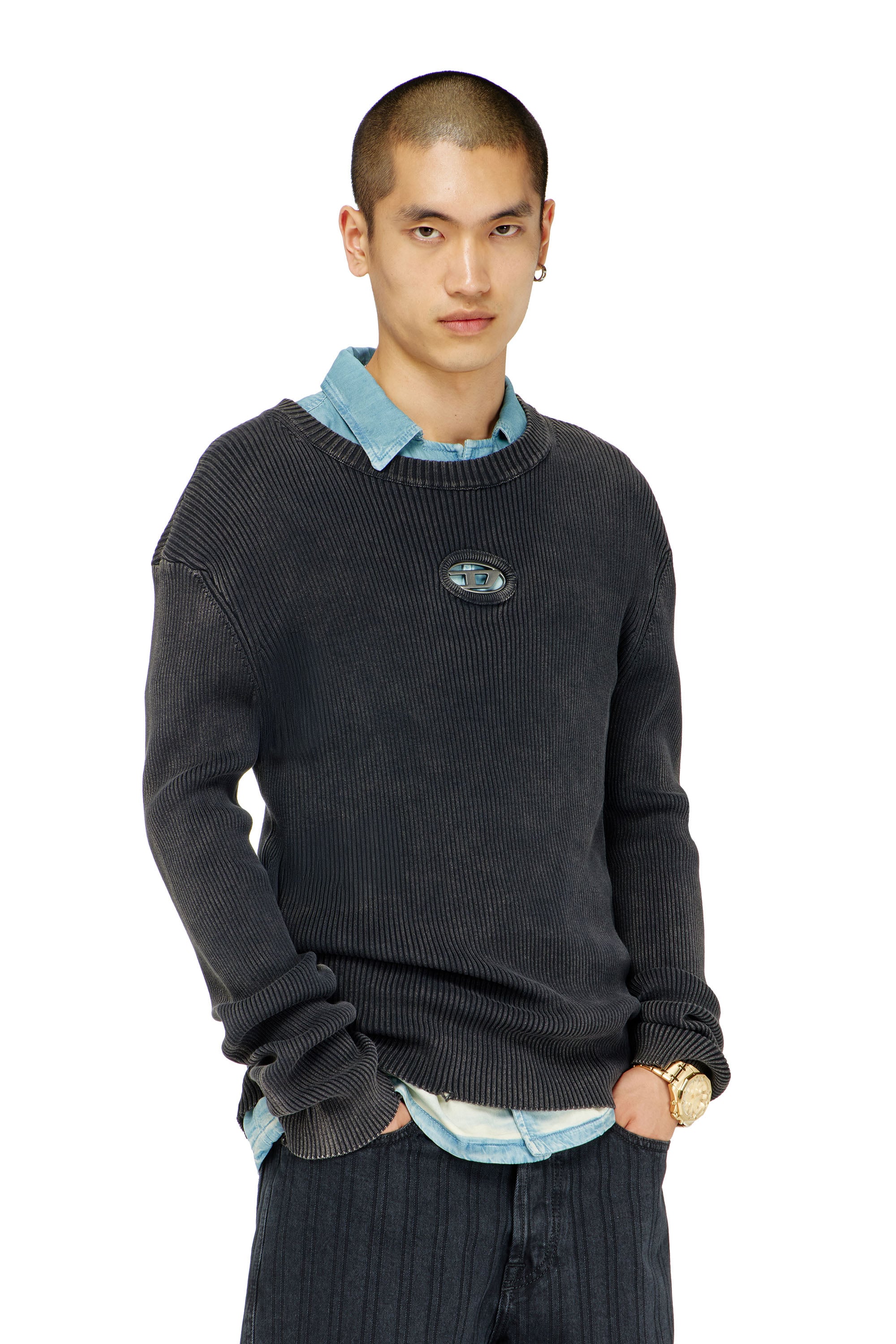 Diesel - K-DARIN-D, Pull effet vieilli avec logo cut-out Homme in Noir - 1
