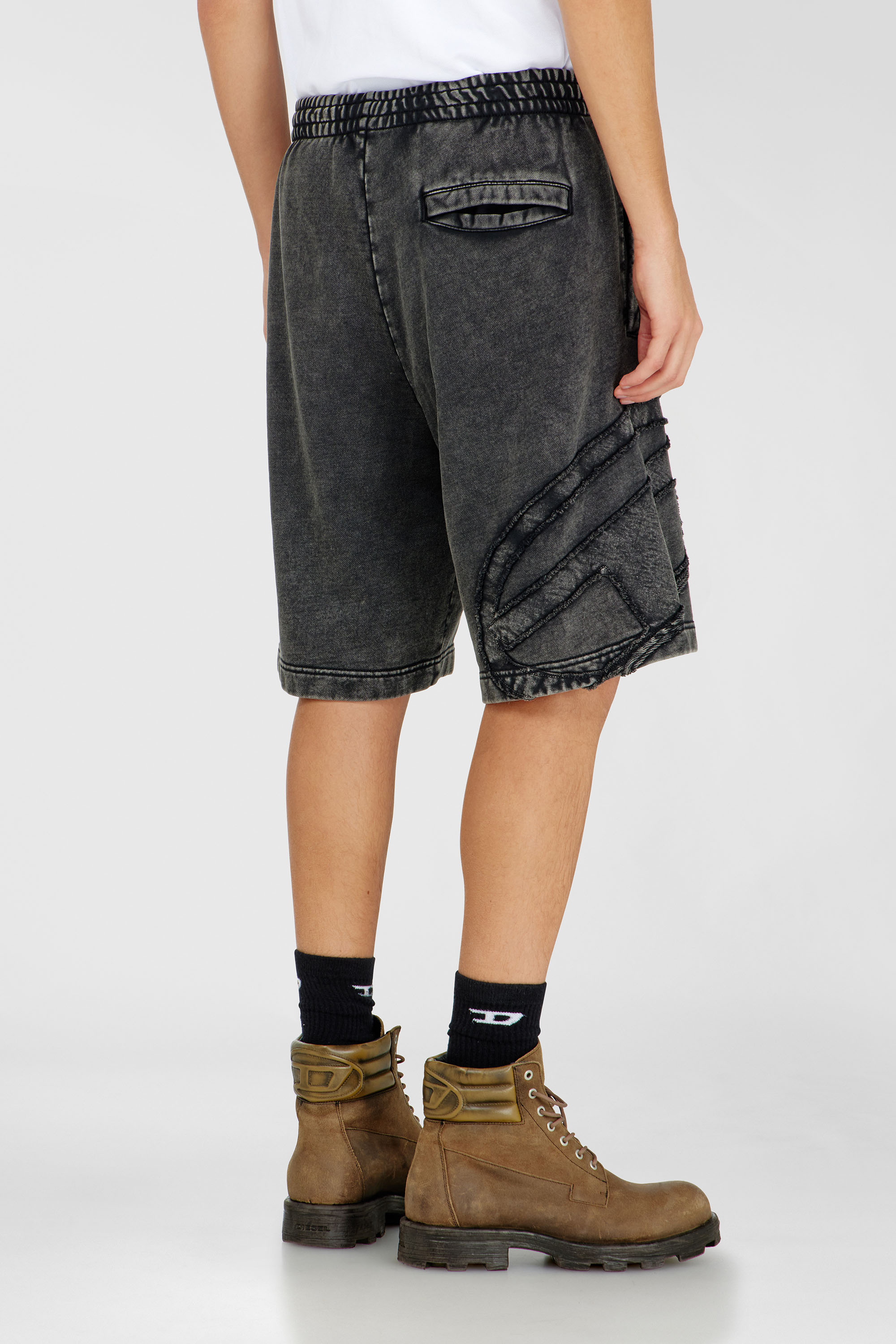 Diesel - P-CROW-MEGCUT, Short en molleton avec logo Oval D sectionn&eacute; Homme in Noir - 4