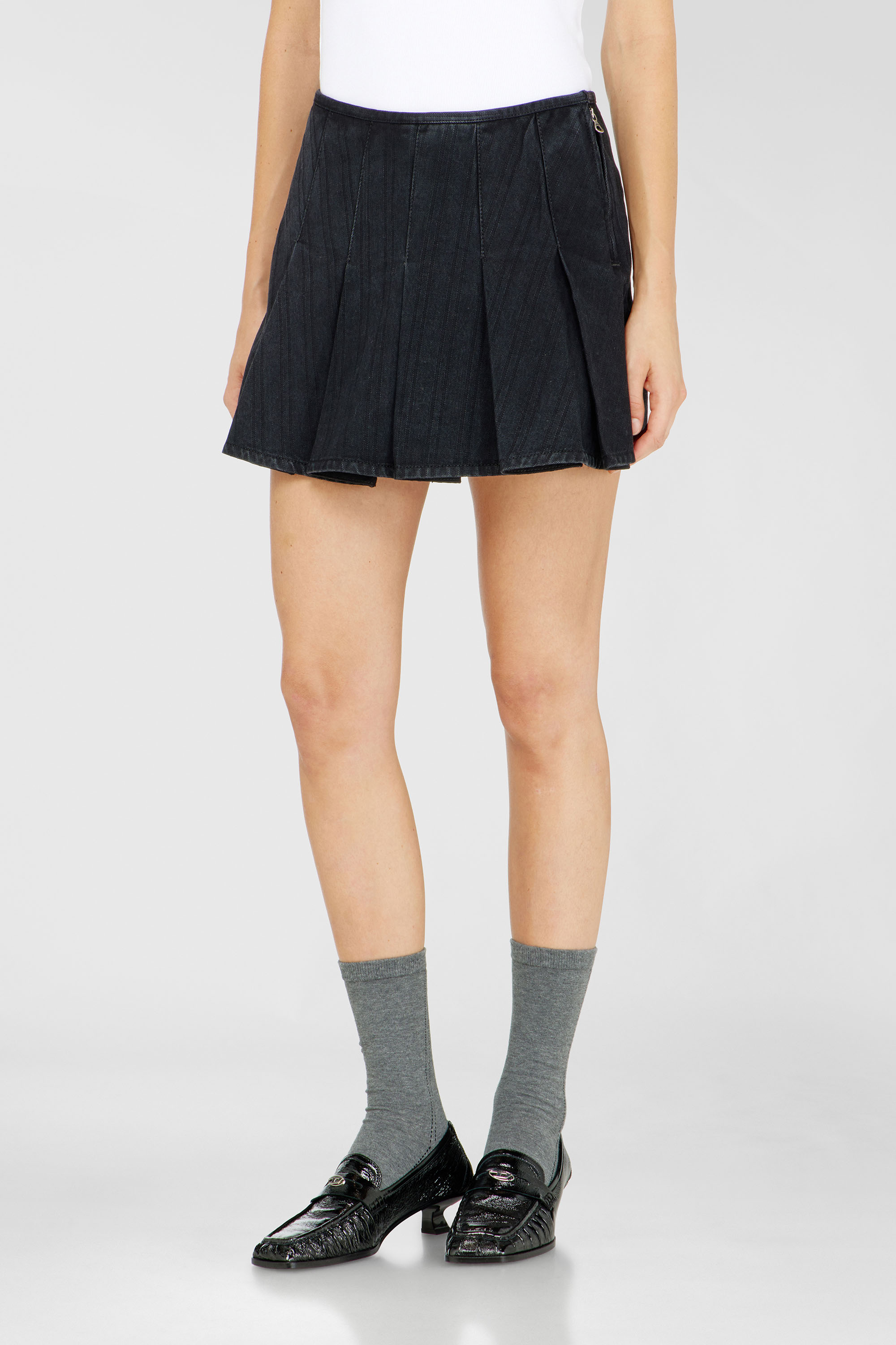Diesel - DE-SHERO, Jupe-short pliss&eacute;e en denim &agrave; rayures fines Femme in Noir - 3