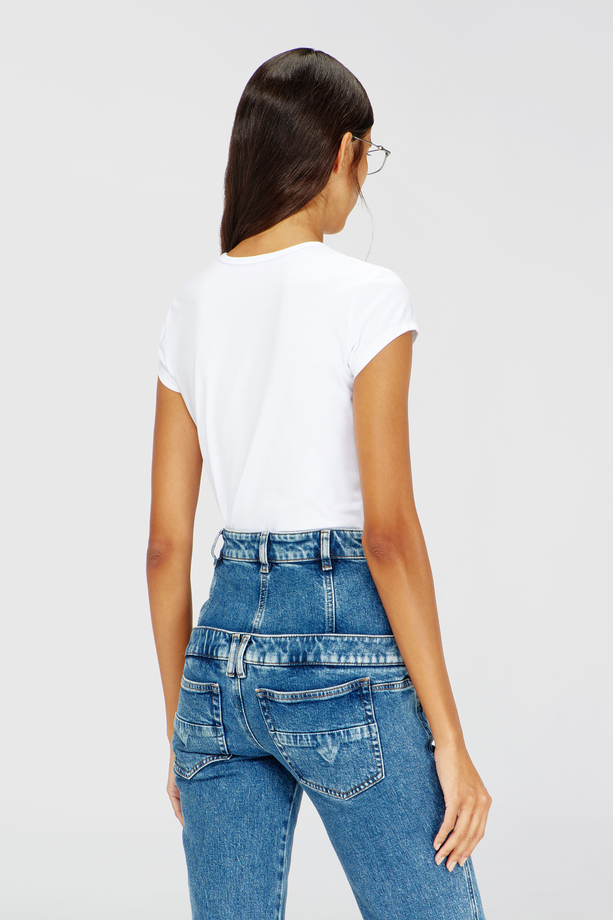 Diesel - T-ANGIE, T-shirt avec logo peek-a-boo Femme in Blanc - 4