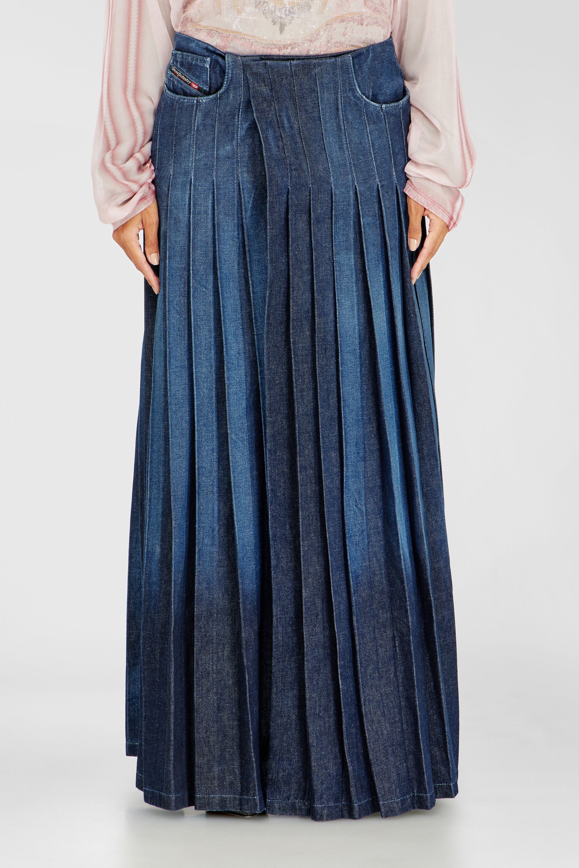 Diesel - D-QUILTY-FSJ1, Jupe longue portefeuille en denim pliss&eacute; Mixte in Bleu - 2