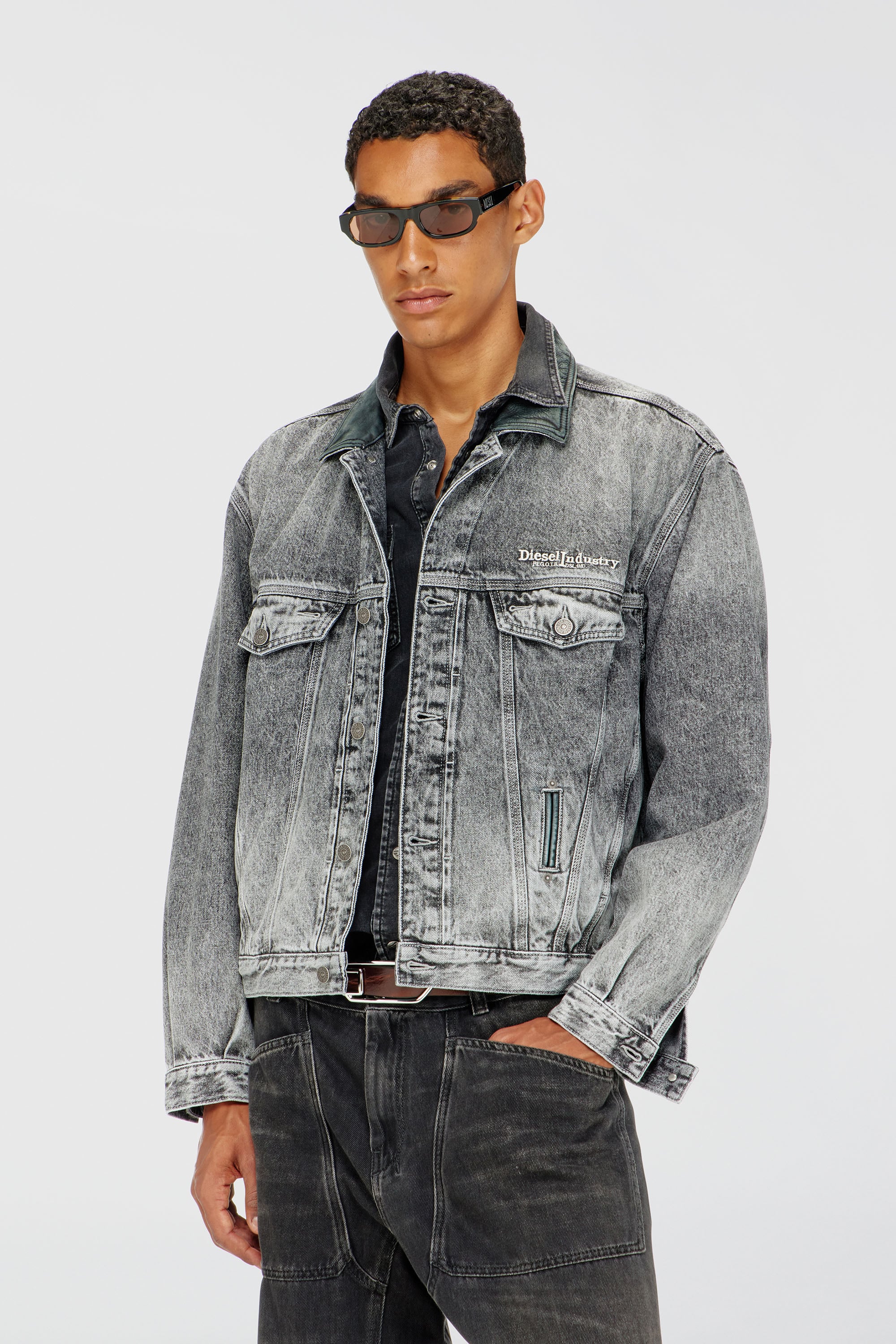 Diesel - D-DENVER-S, Veste en jean trucker avec garnitures en cuir ton sur ton Mixte in Gris - 1