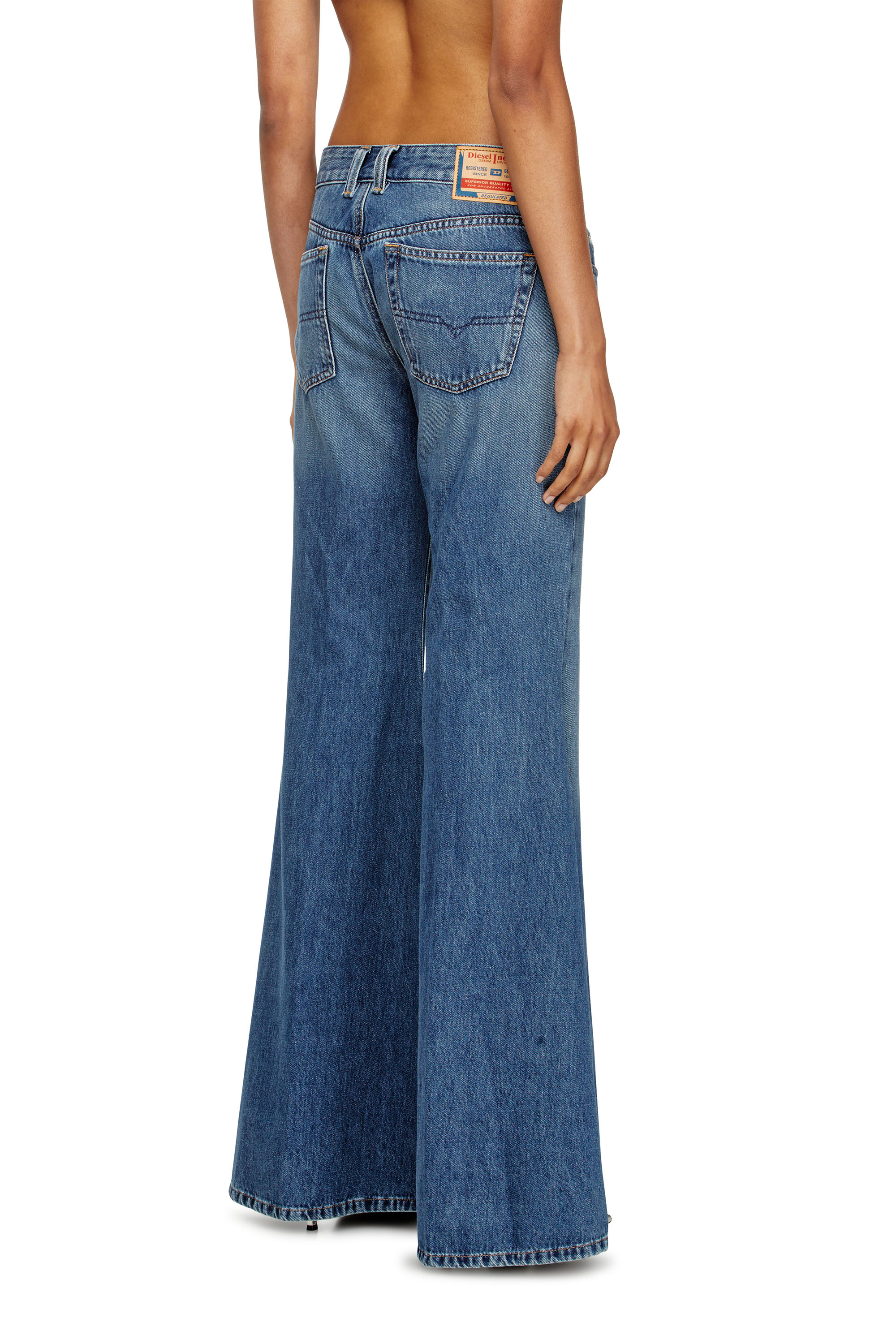 Diesel - Flare Jeans 1970 D-Bleess 09M56 Femme, Bleu moyen - Image 4