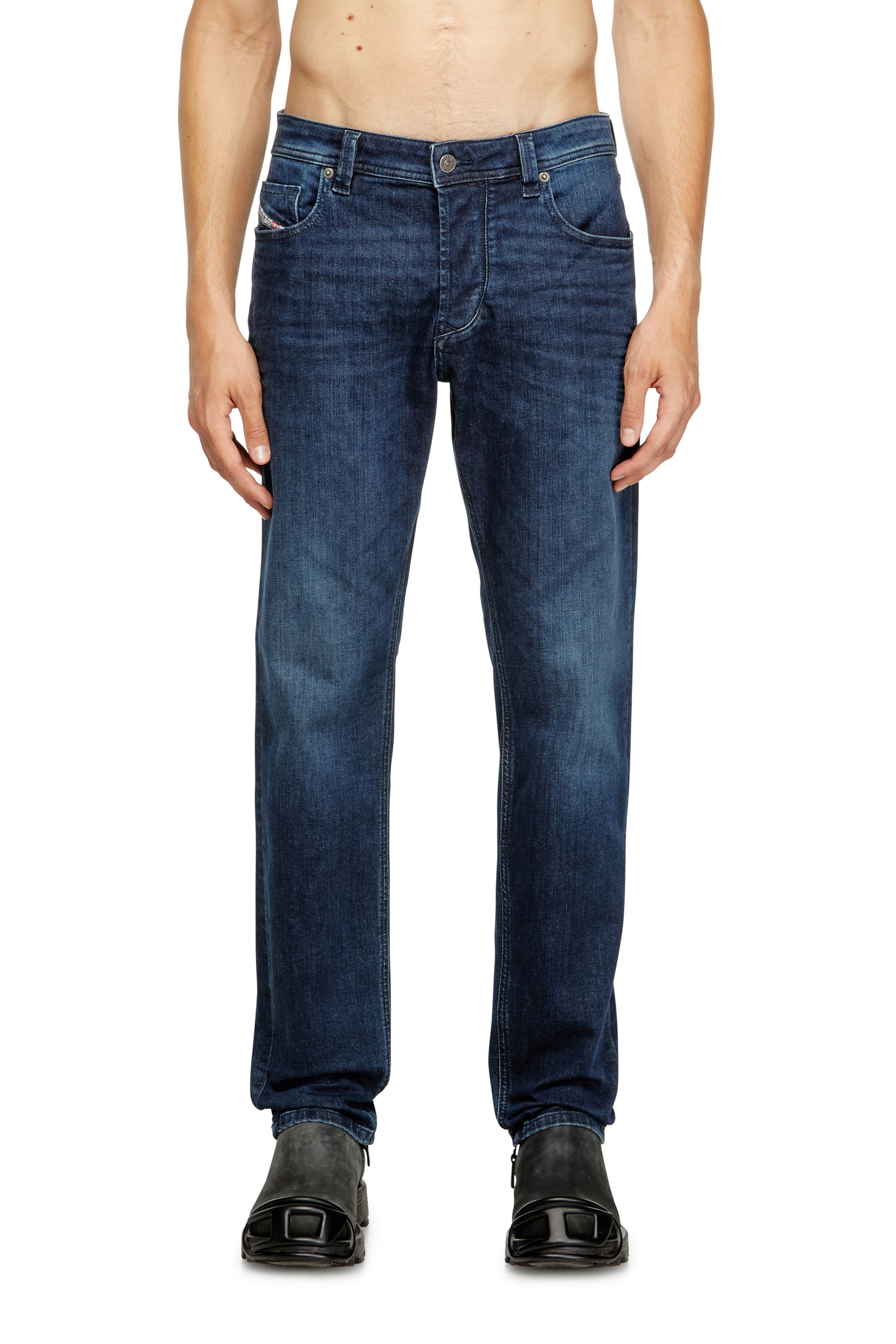 Diesel - Regular Jeans 1986 Larkee-Beex 0CNAA Homme, Bleu Foncé - Image 1