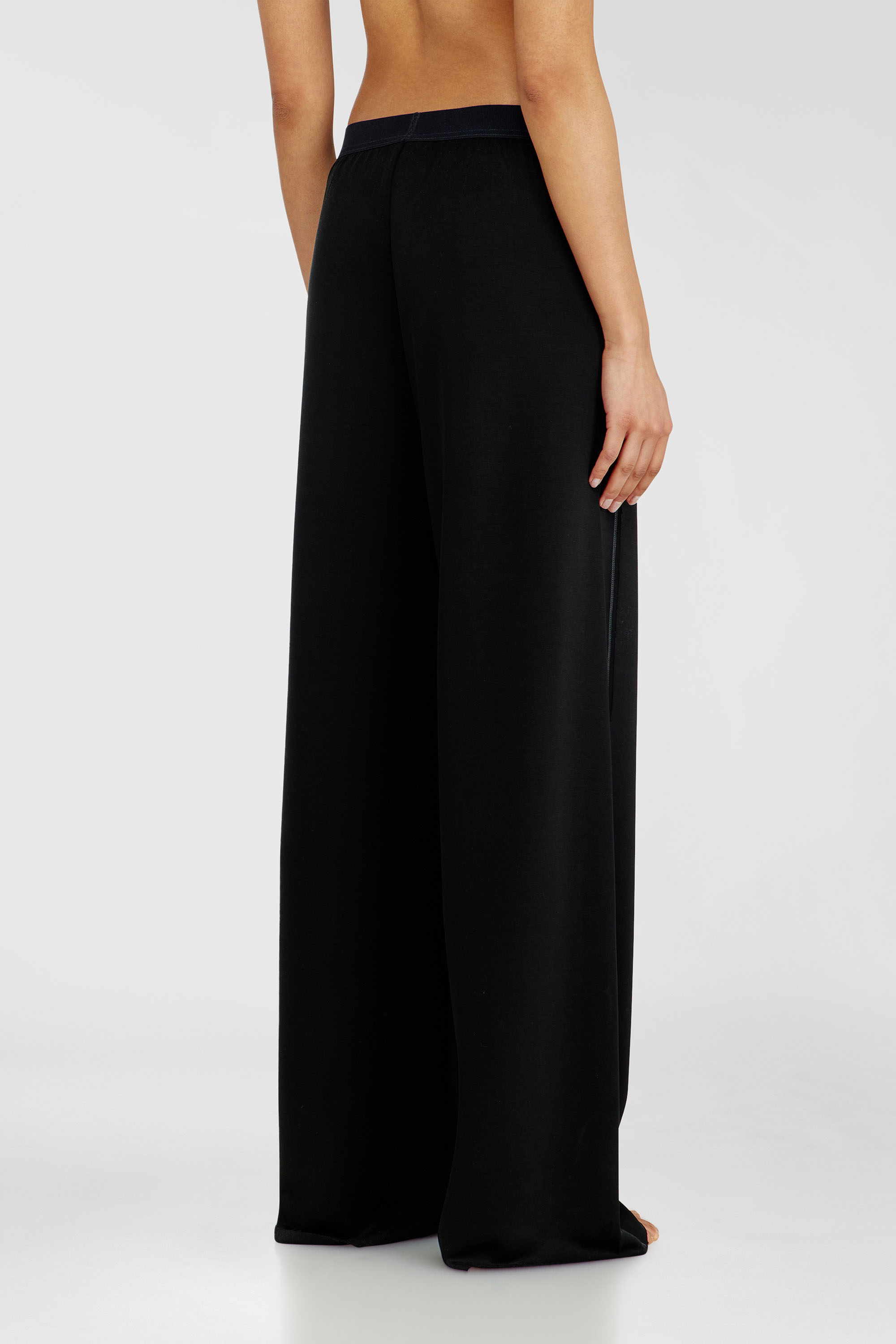 Diesel - ALYSA-UTLT, Pantalon de surv&ecirc;tement en scuba stretch l&eacute;ger Femme in Noir - 4