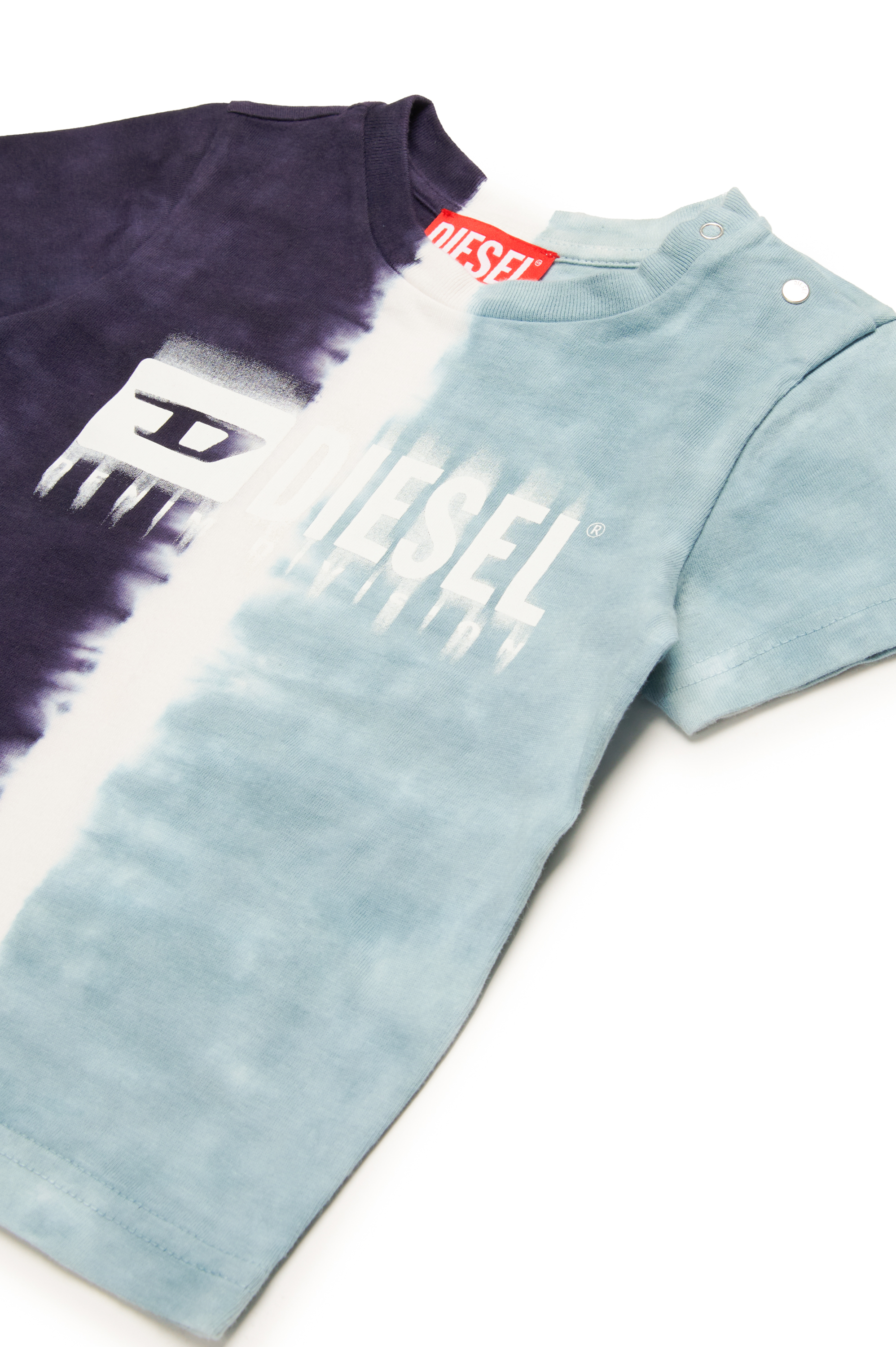 Diesel - TKITEB, T-shirt teint en plong&eacute;e avec logo d&eacute;grad&eacute; Homme in Bleu - 3