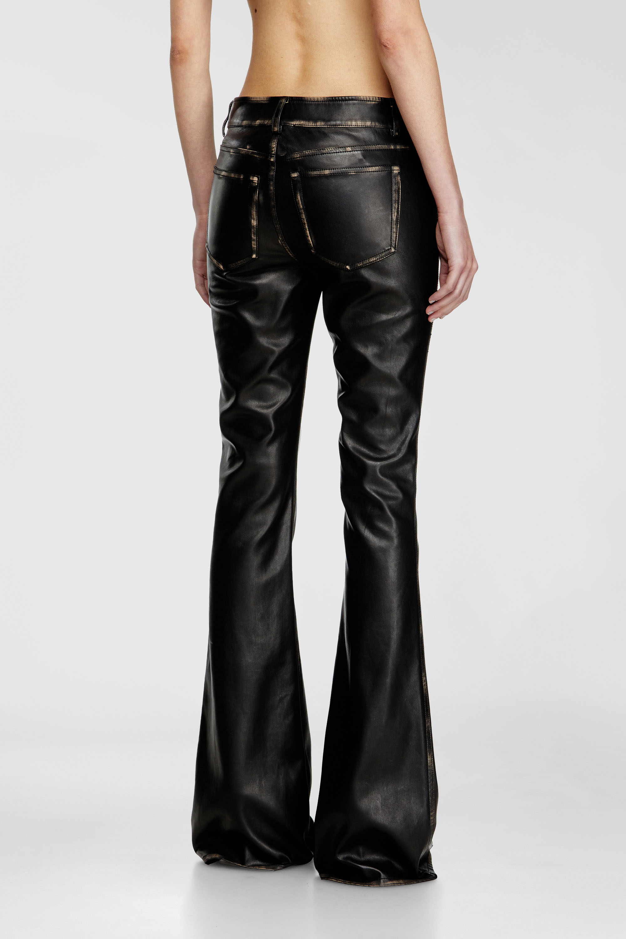 Diesel - P-STELLAR-Q1, Pantalon &agrave; cinq poches en simili cuir Femme in Noir - 4