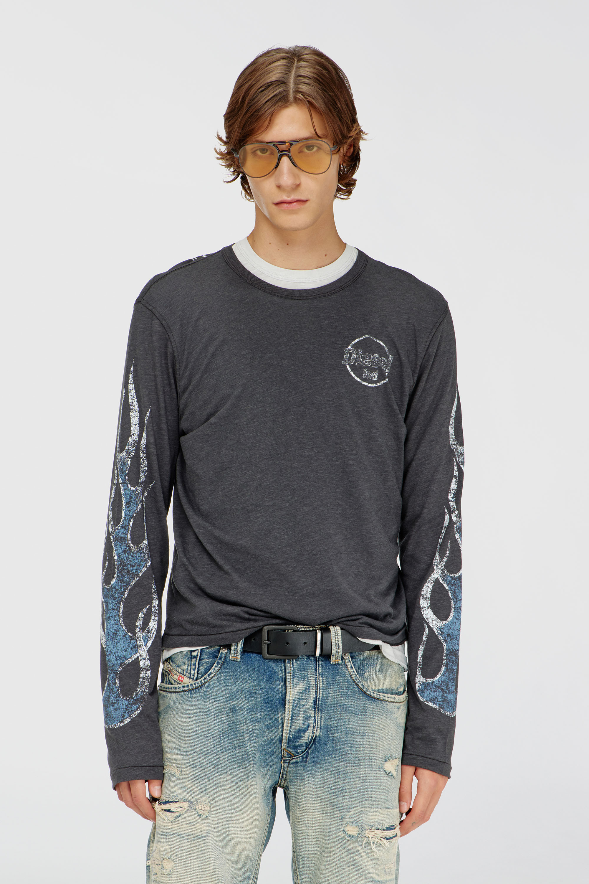 Diesel - T-NOTS-LS, T-shirt manches longues en jersey flamm&eacute; avec imprim&eacute; craquel&eacute; Homme in Gris - 2
