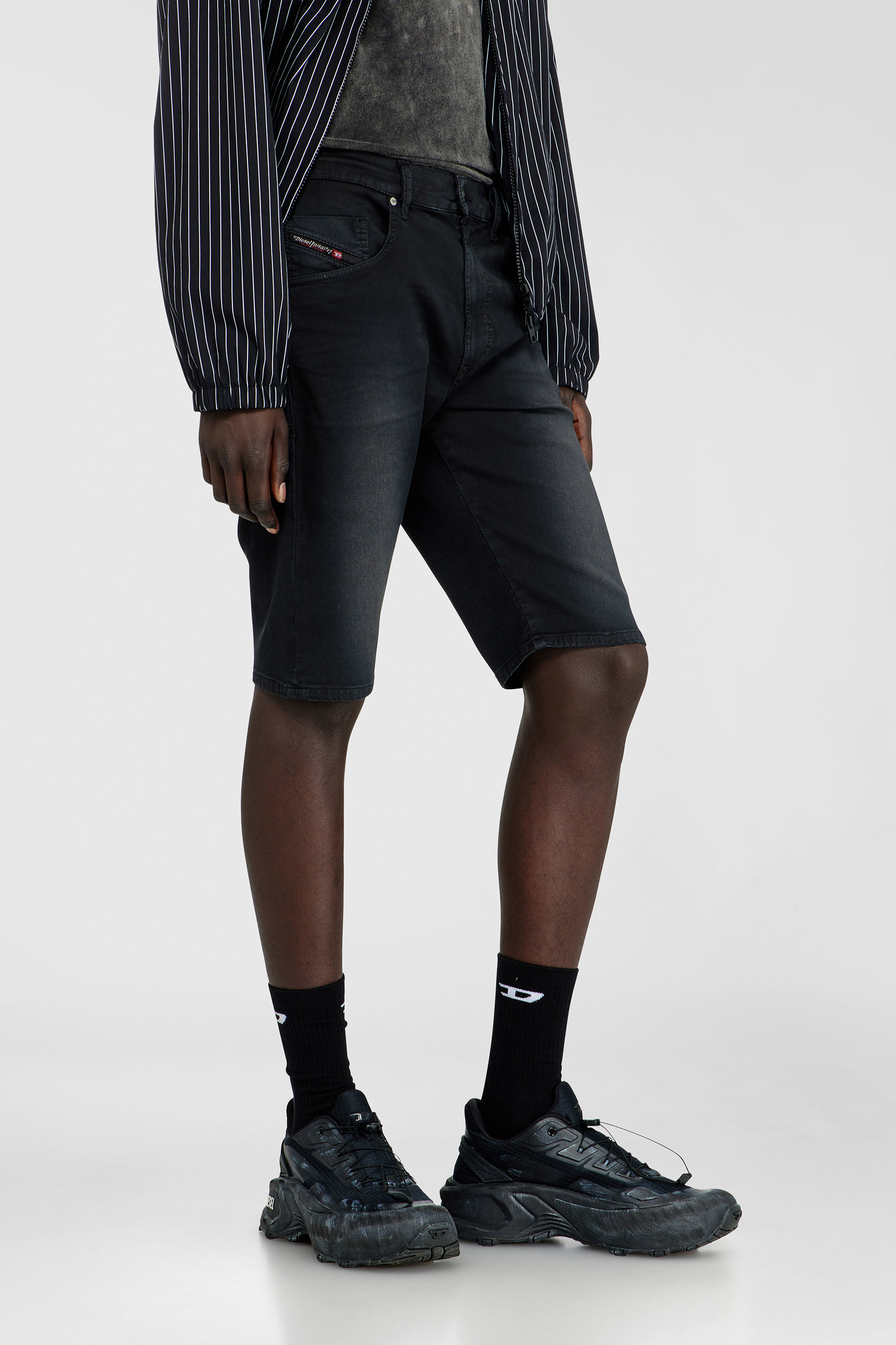 Diesel - 2033 D-KROOLEY-SHORT-BW JOGG, Short slim en denim color&eacute; Homme in Noir - 5
