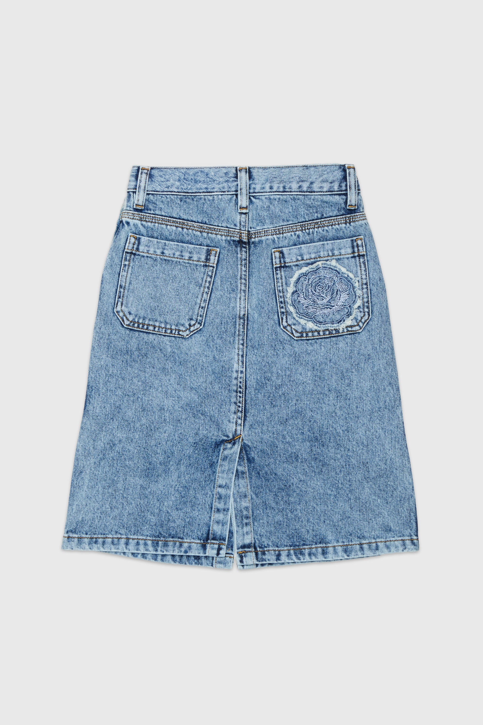 Diesel - GELKA, Jupe en denim effiloch&eacute; avec patch rose Femme in Bleu - 2