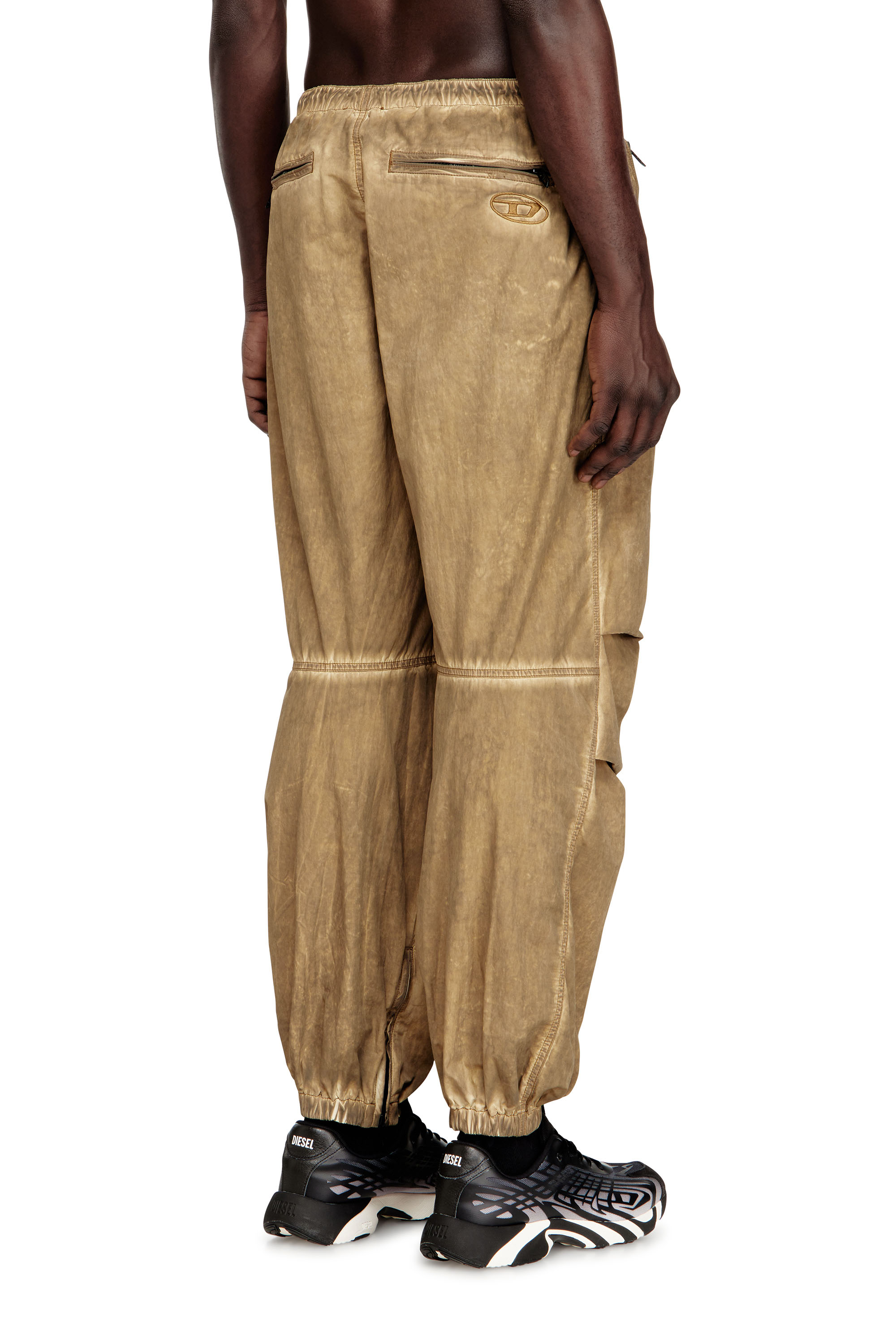 Diesel - P-STITCH-TREAT, Pantalon cargo en Taslan effet salissure Homme in Marron - 4