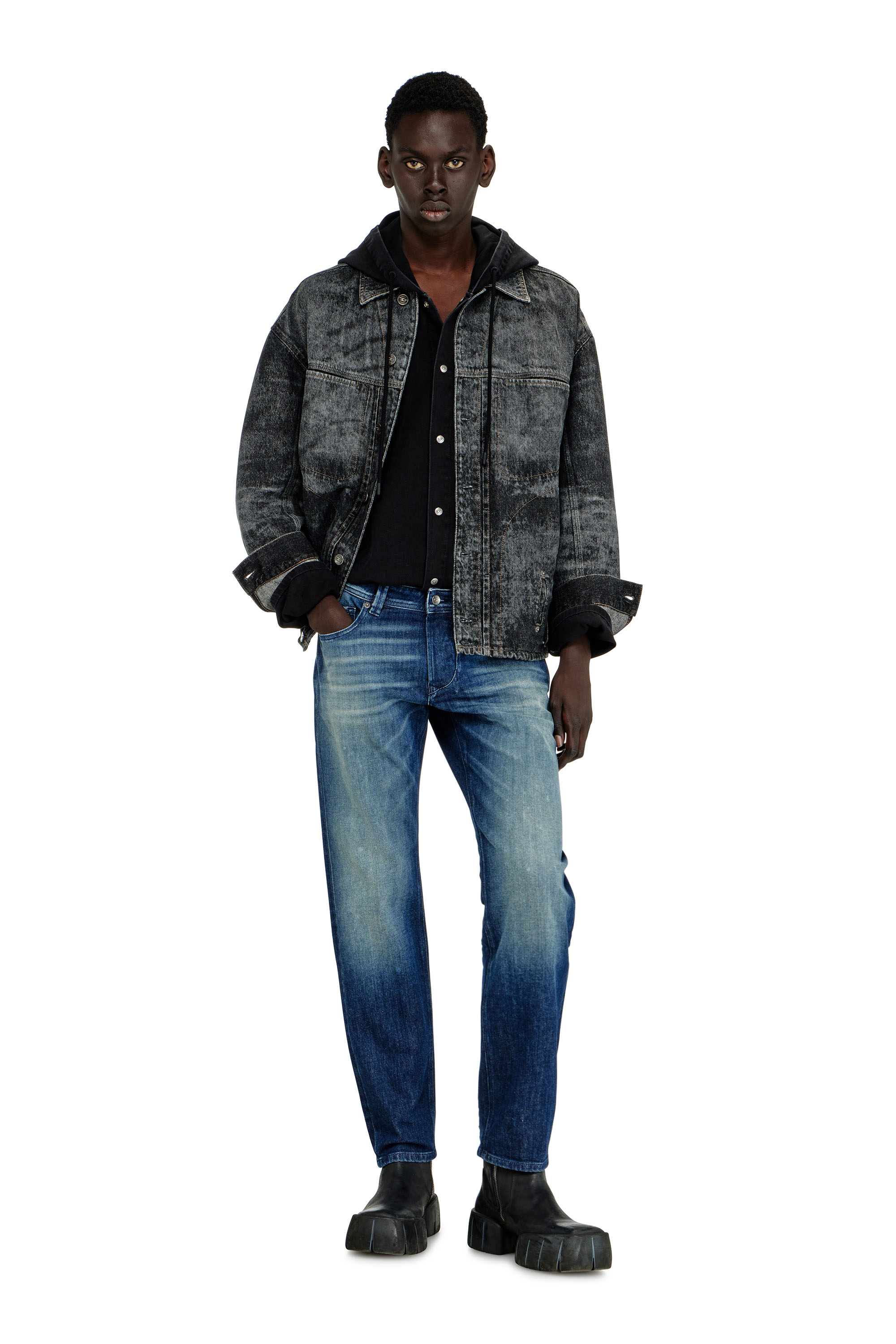 Diesel - Regular Jeans 1986 Larkee-Beex 0KBBR Homme, Bleu Fonc&eacute; - Image 1