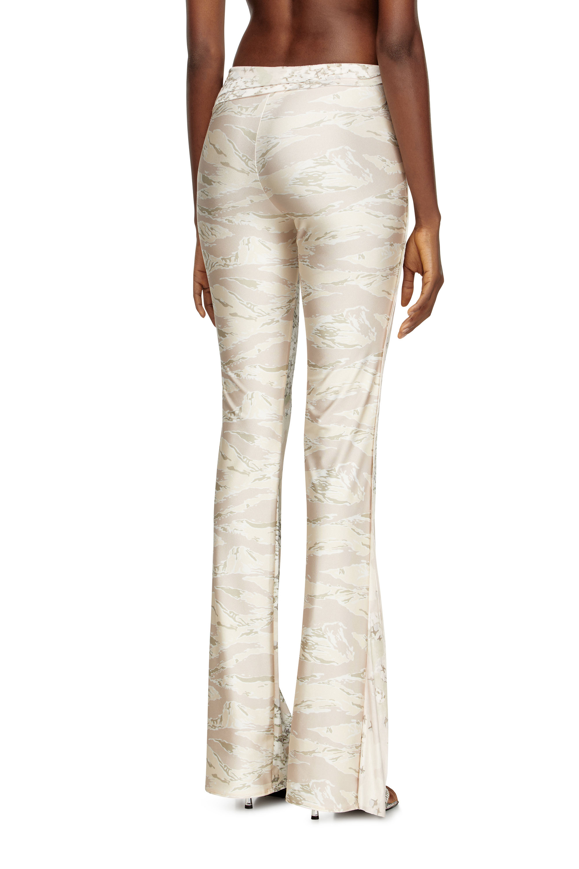 Diesel - P-AFFAL, Pantalon de jazz avec imprimés camouflage mélangés Femme in Beige - 4