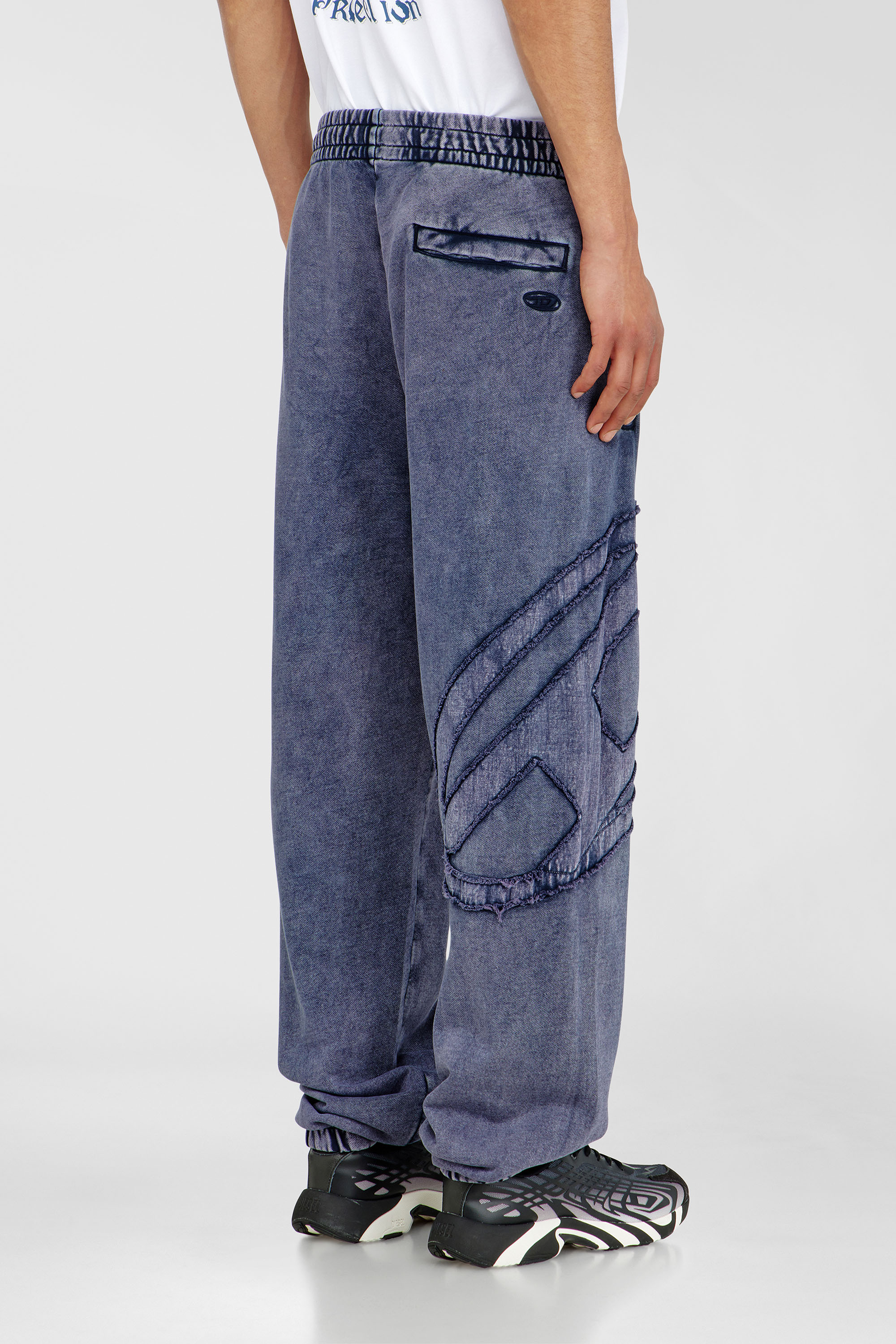 Diesel - P-MARKY-DEN, Pantalon en coton biologique avec &eacute;cusson Oval D Homme in Bleu - 4