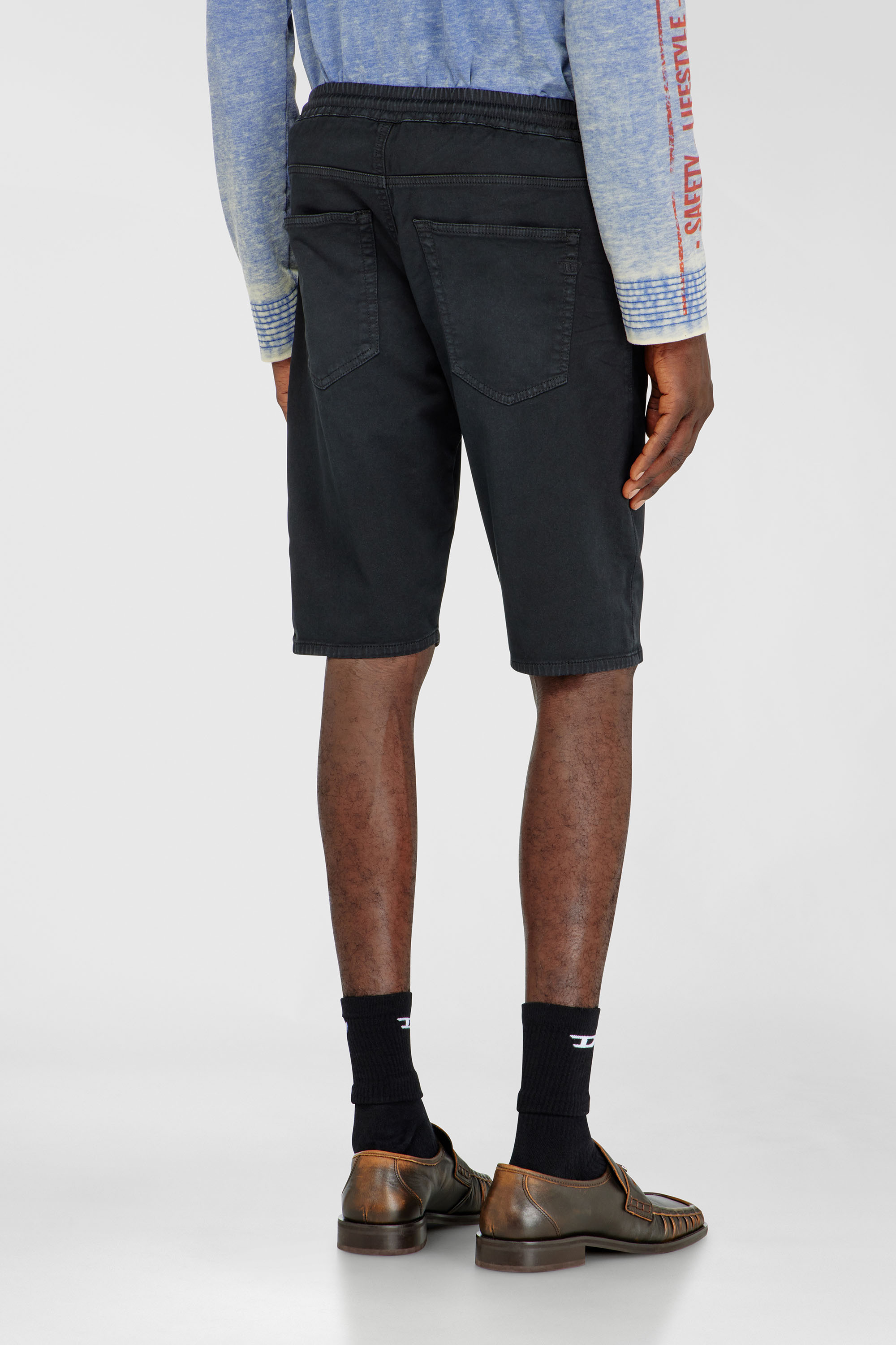 Diesel - 2033 D-KROOLEY-SHORT JOGG, Short chino en JoggJeans Homme in Noir - 4