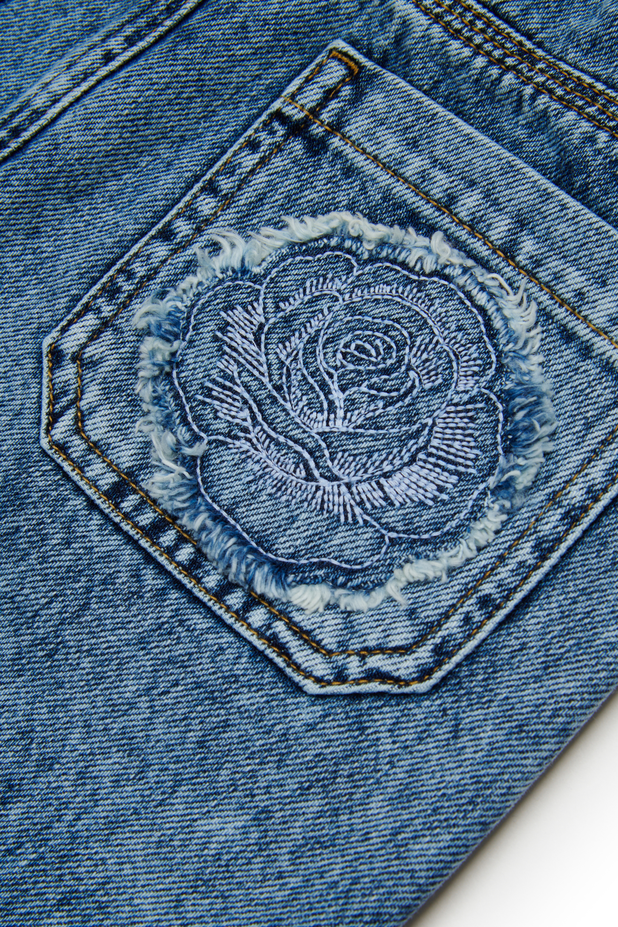 Diesel - GELKA, Jupe en denim effiloch&eacute; avec patch rose Femme in Bleu - 4