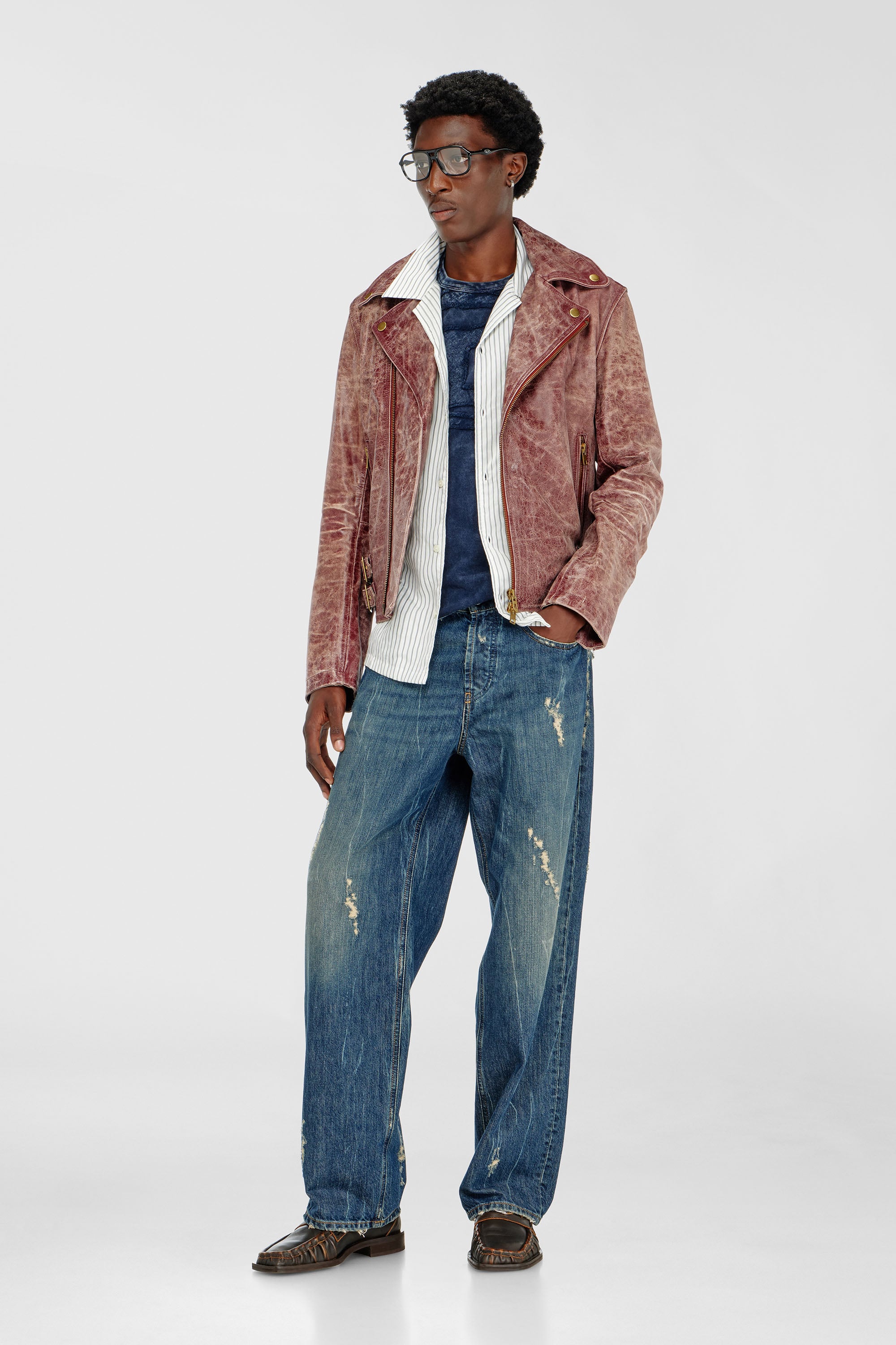 Diesel - T-BOXT-DEN, T-shirt en coton d&eacute;contract&eacute;e avec applique Oval D Homme in Bleu - 2