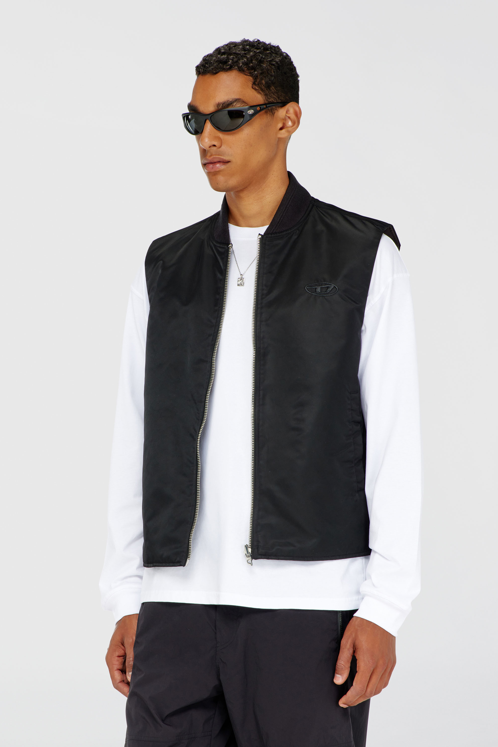 Diesel - W-TYPE-D1-SL, Gilet matelass&eacute; en satin avec broderie Oval D Homme in Noir - 1