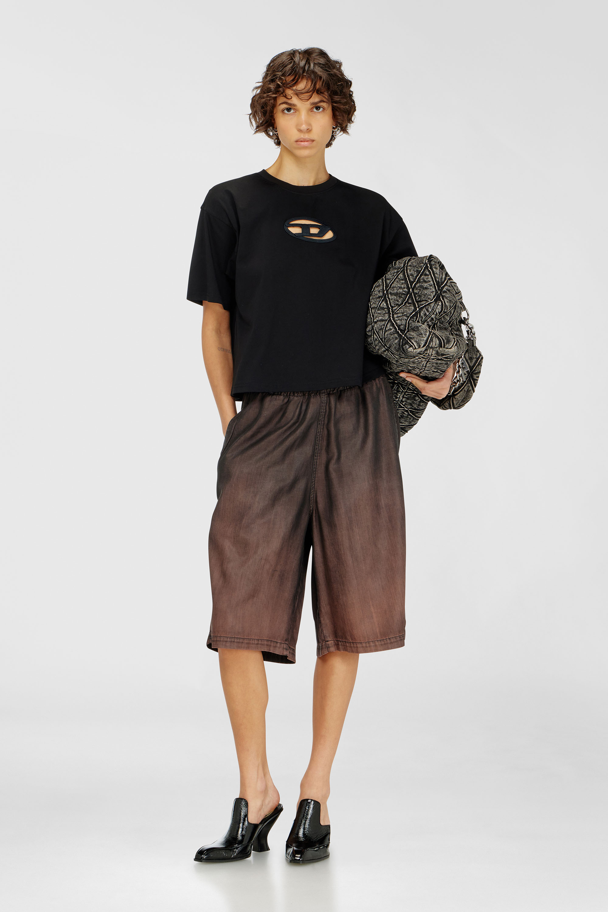 Diesel - T-BUXT-CROP-OD, T-shirt boxy avec cut-out Oval D Femme in Noir - 1