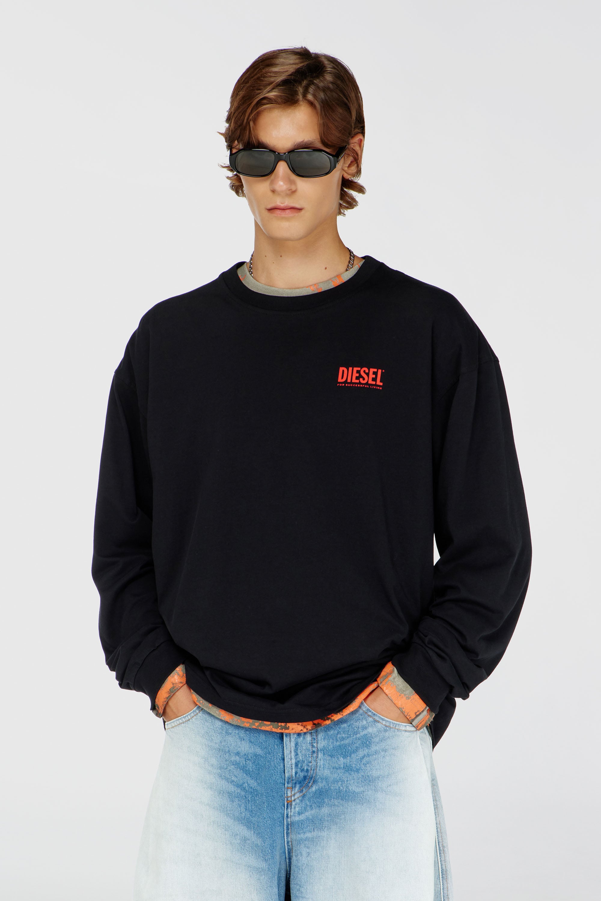 Diesel - T-BOXT-LS-BISK, T-shirt &agrave; manches longues d&eacute;contract&eacute;e avec logo Biscotto Homme in Noir - 1
